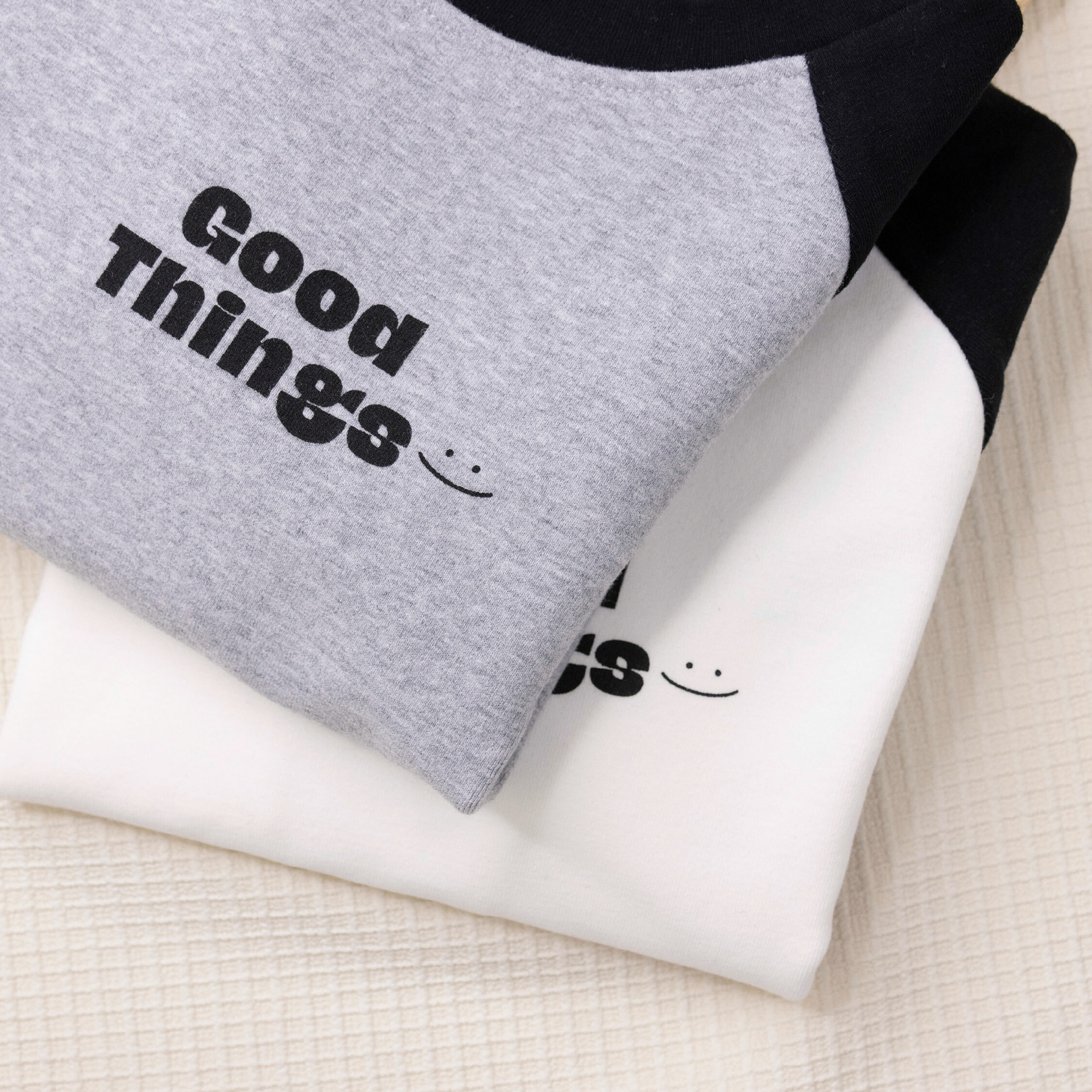 【H45513】藝術英字微笑拼接袖上衣/內搭衣