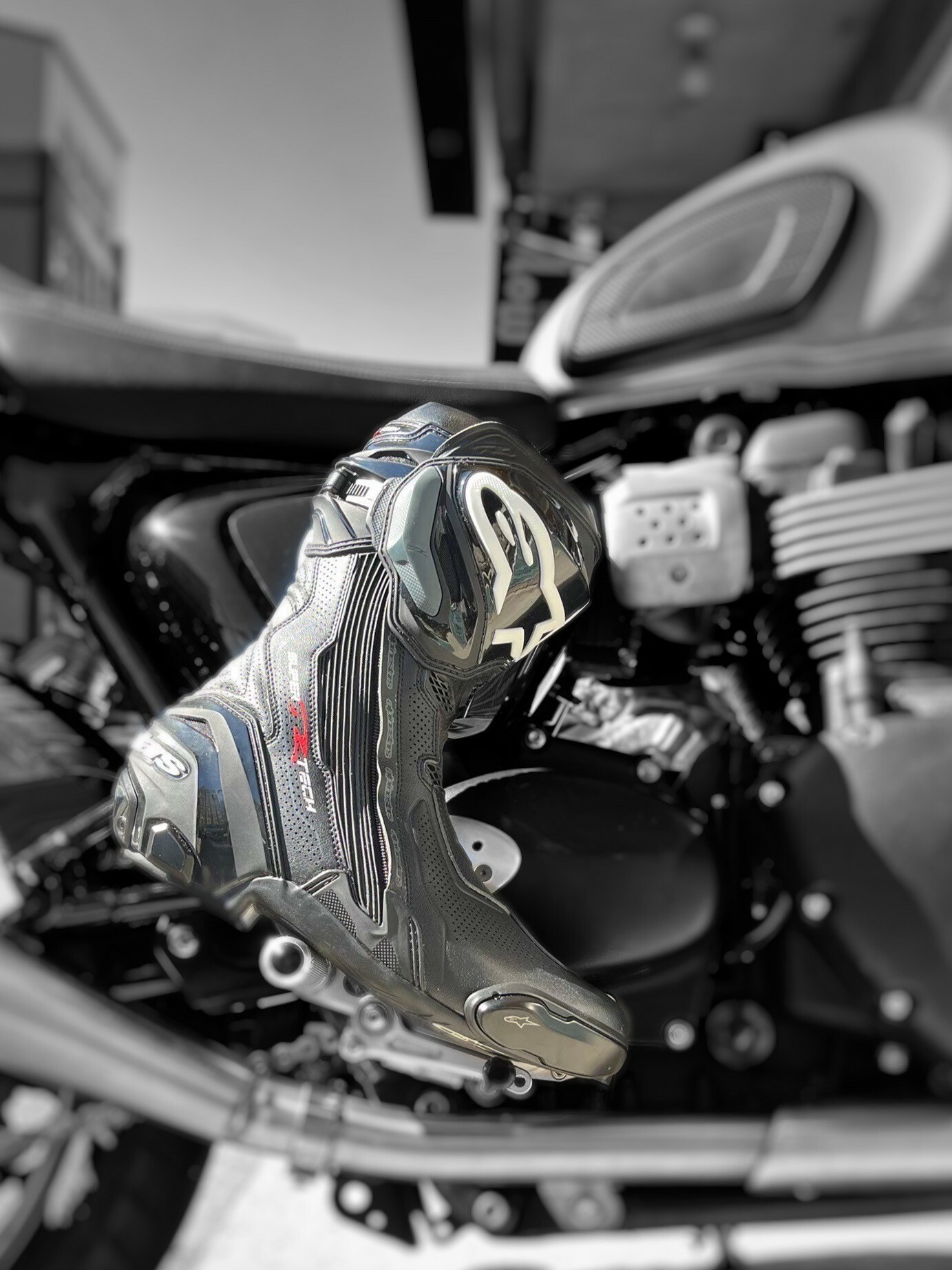 ALPINESTARS Supertech R Vented 黑 高筒 頂級 競技 車靴 A星