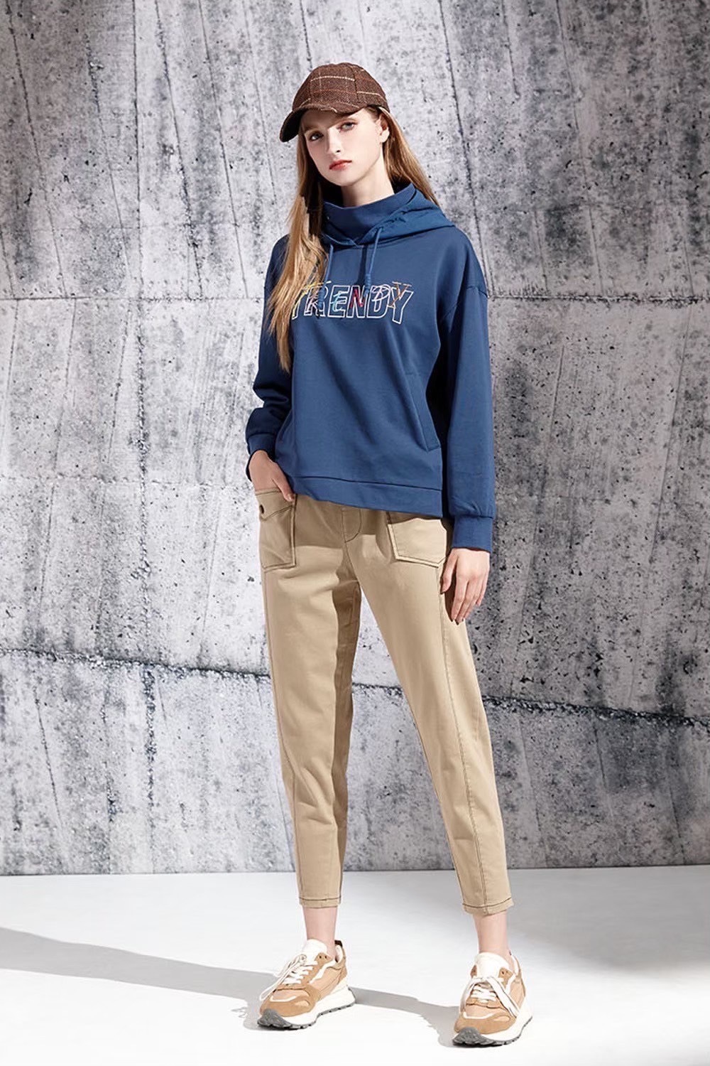 韓版學院風連帽立領造型彩綉字母大學T上衣V6521