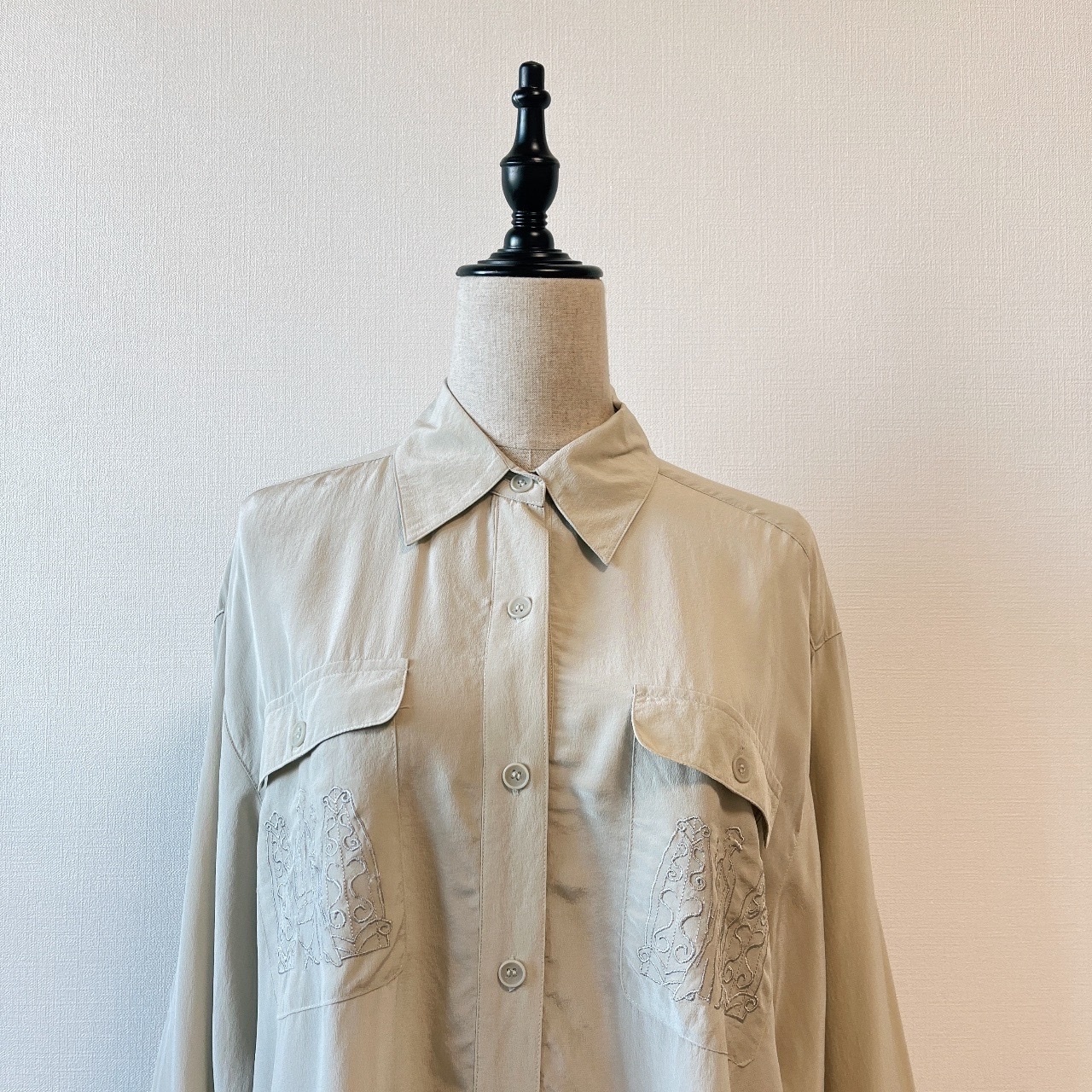 燕麥色絲質刺繡古著上衣