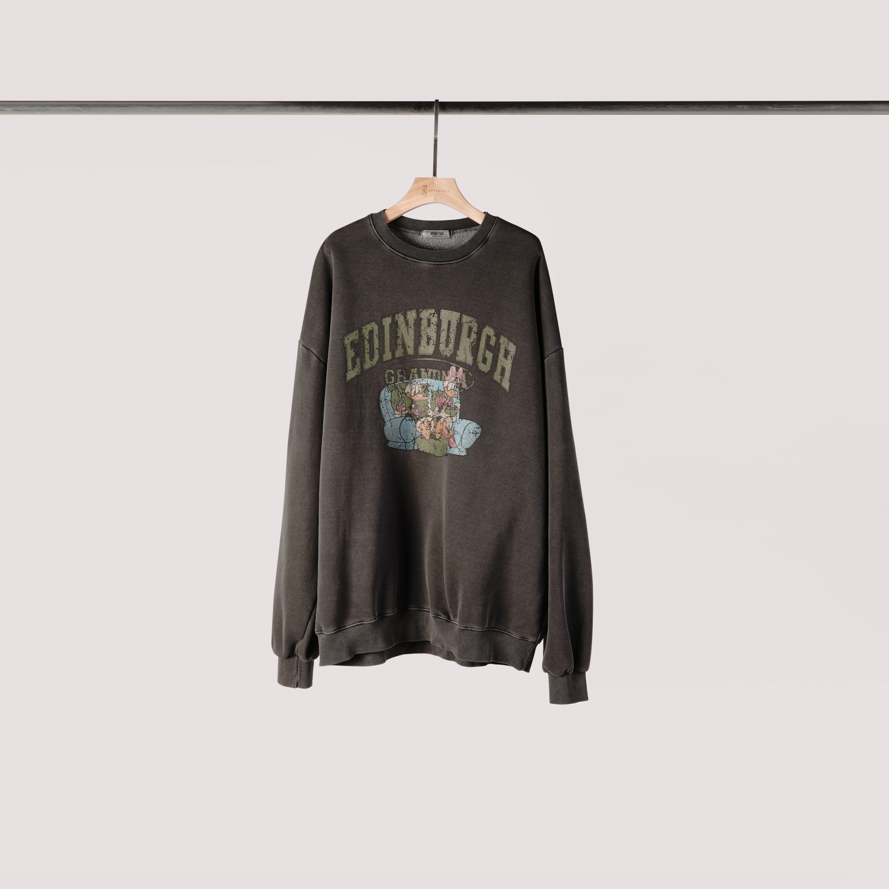 唐老鴨黛西沙發內刷毛大學T | 有點灰