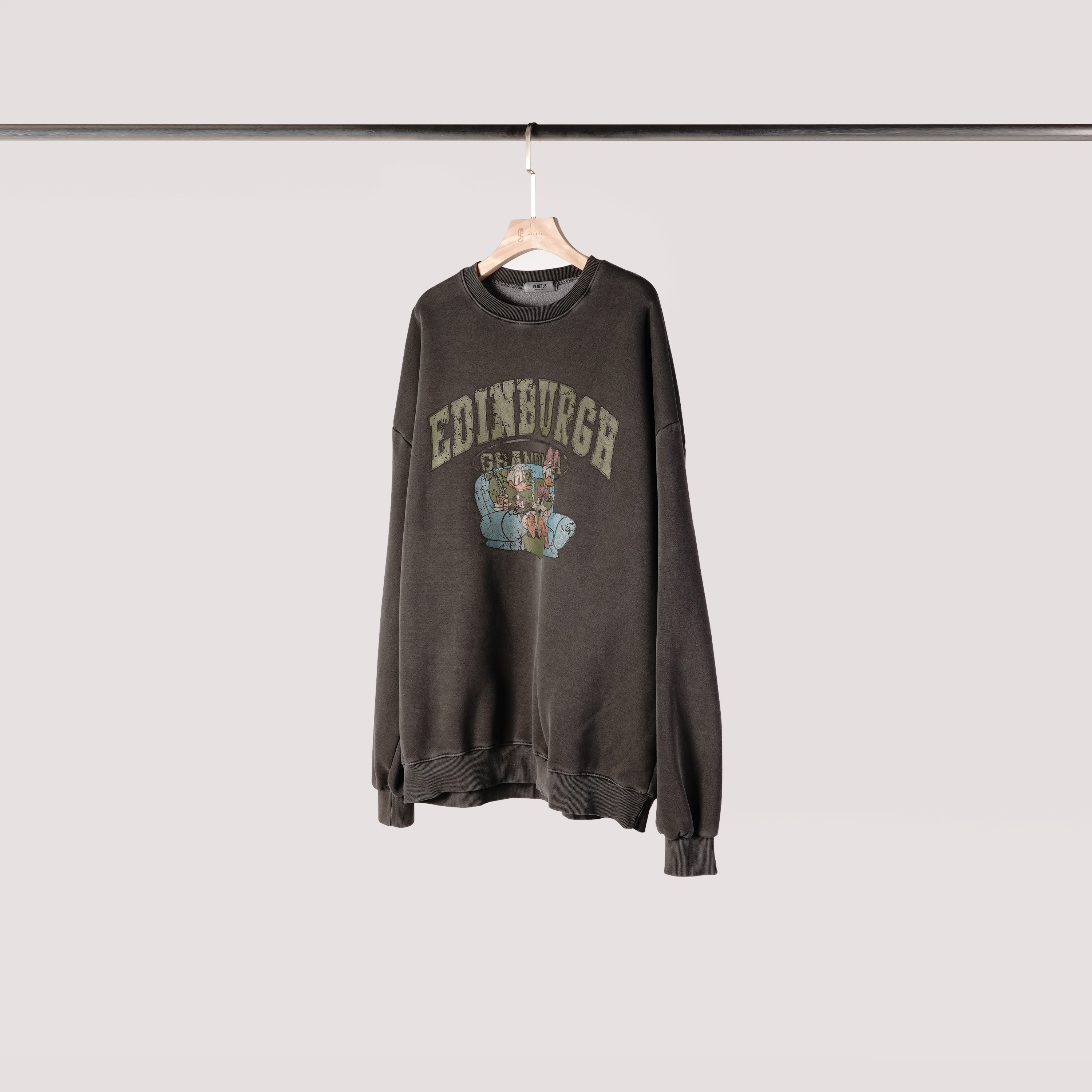 唐老鴨黛西沙發內刷毛大學T | 有點灰