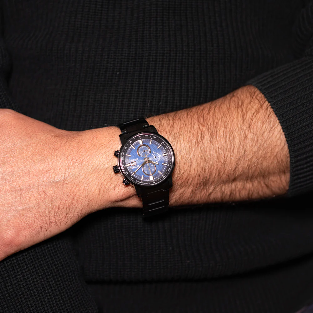 萬年鐘錶 - Citizen 星辰錶 光動能全黑三眼計時碼表款男錶 CA0845-83L 錶徑43MM