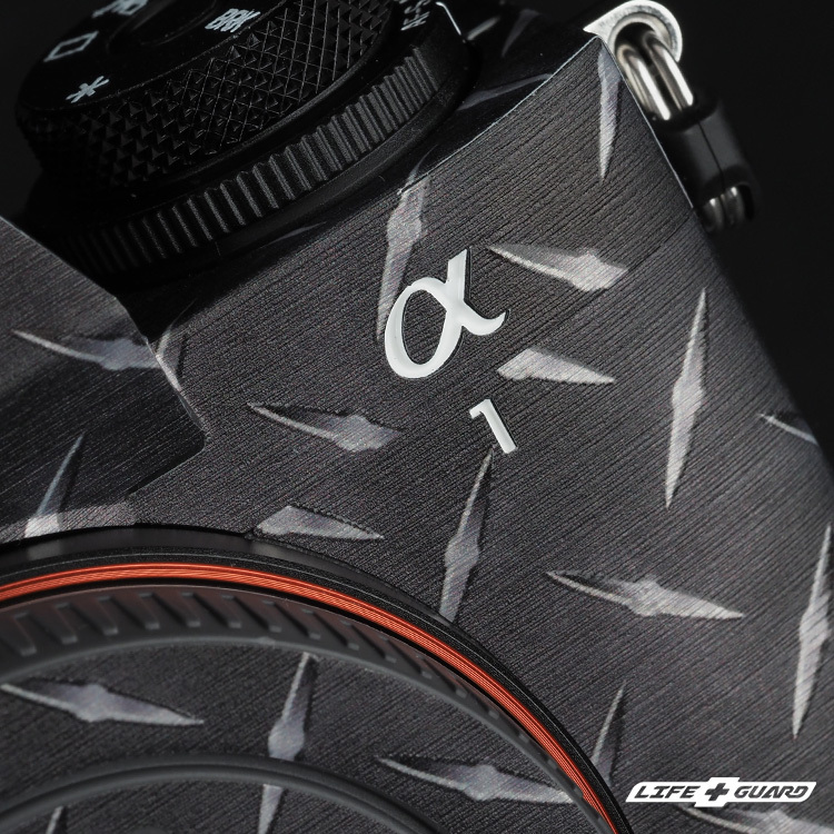 黑色鋼板貼膜質感特寫，LIFE+GUARD 設計風格