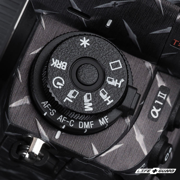 黑色鋼板貼膜質感轉盤特寫，LIFE+GUARD 設計風格