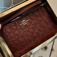 [S] COACH F80214 BOXED GLITTER SIGNATURE LR CORNER ZIP WALLET,SV/WINE, 193971493060 (SCO1016)