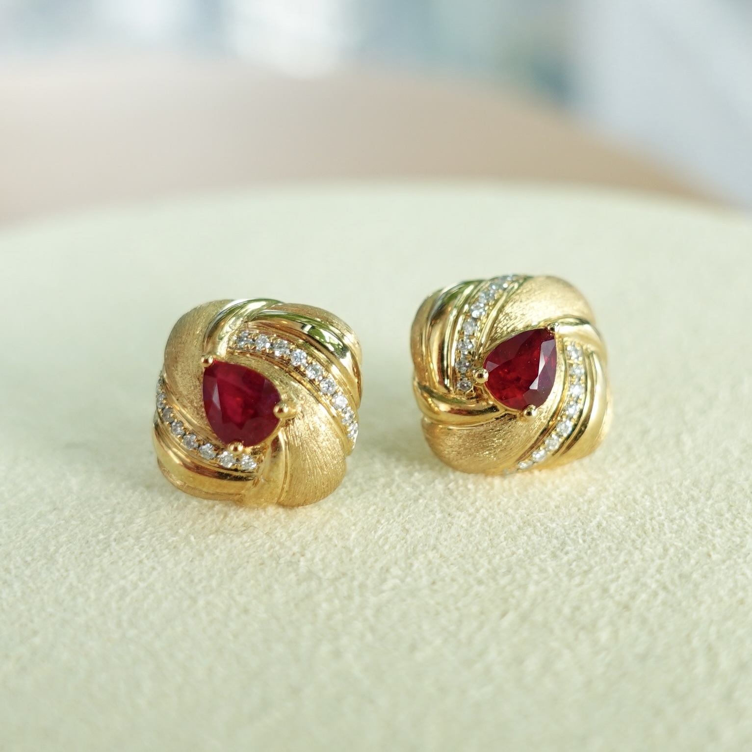 18K金拉絲工藝紅寶石鑽石耳釘 - 鴿血紅
