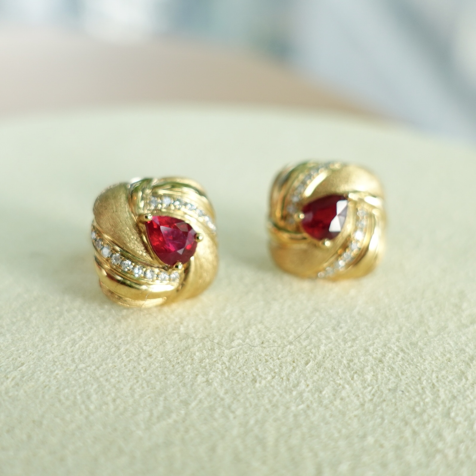 18K金拉絲工藝紅寶石鑽石耳釘 - 鴿血紅