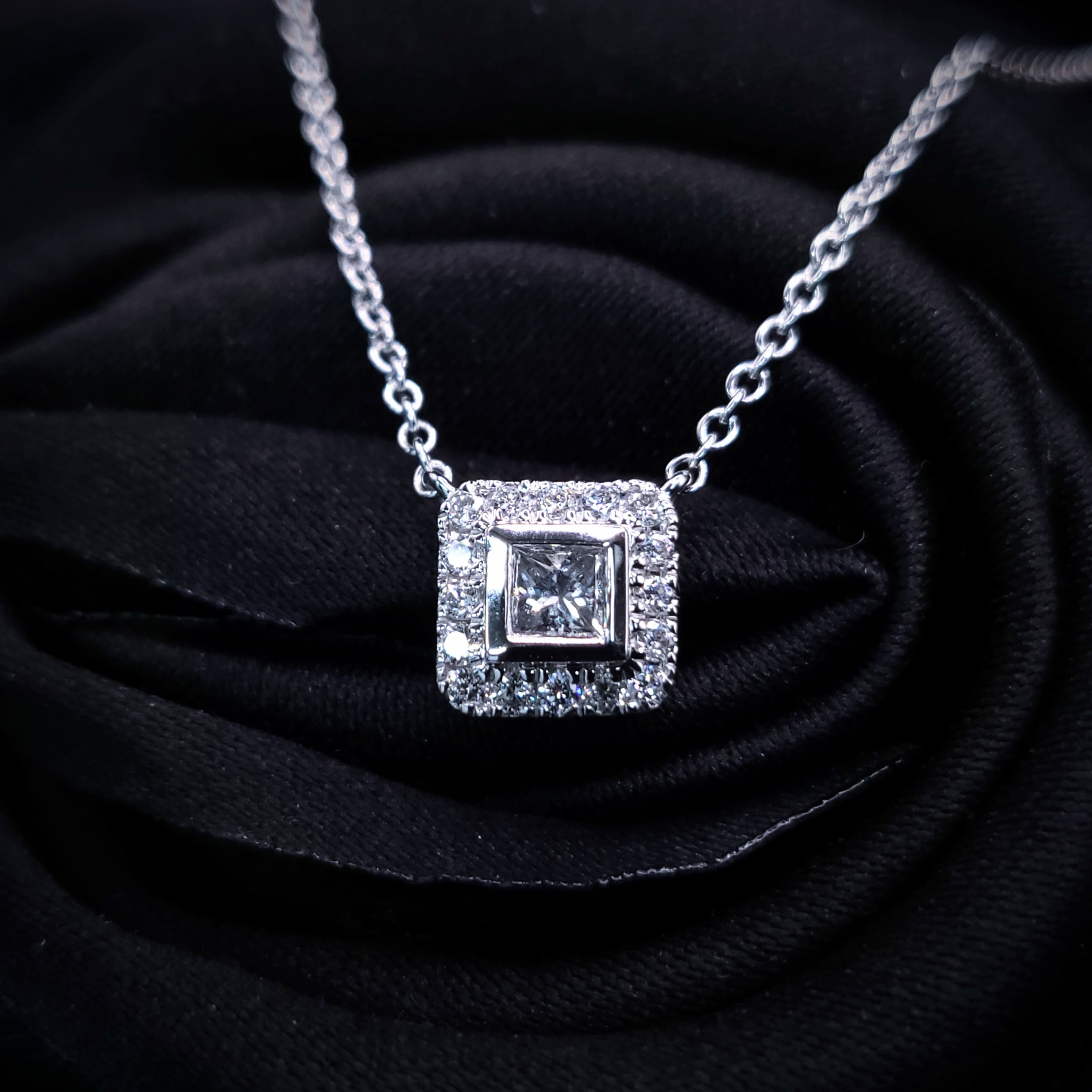 全新18K白金【單粒12份方形鑽石】配小鑽共23份鑽石頸鍊
