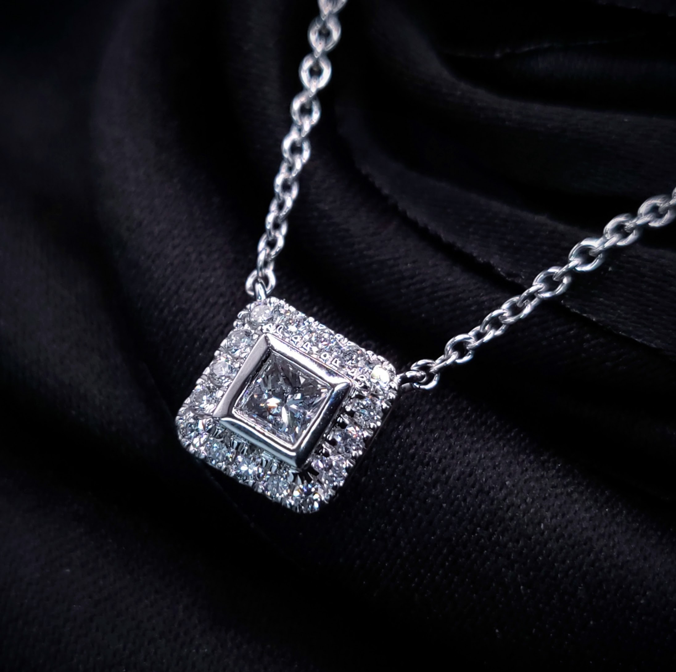 全新18K白金【單粒12份方形鑽石】配小鑽共23份鑽石頸鍊