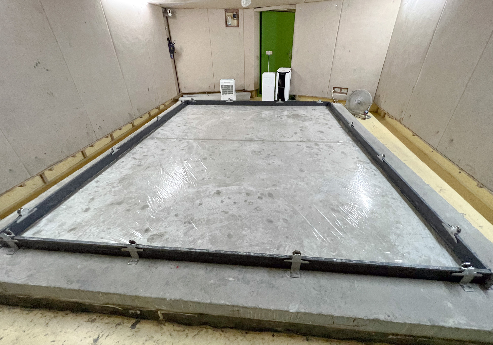 這是一張地墊檢測噪音分貝的照片