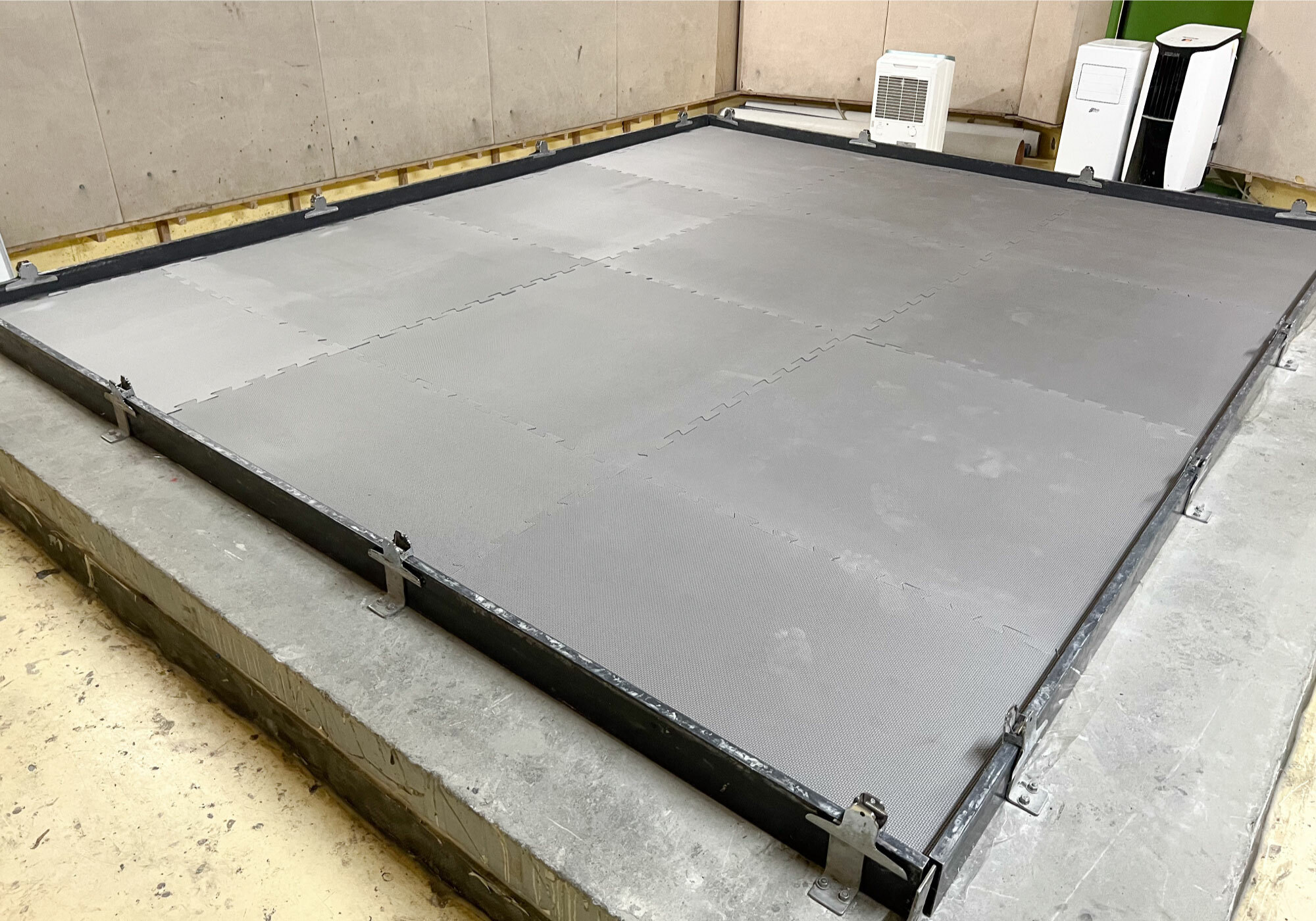 這是一張地墊檢測噪音分貝的照片