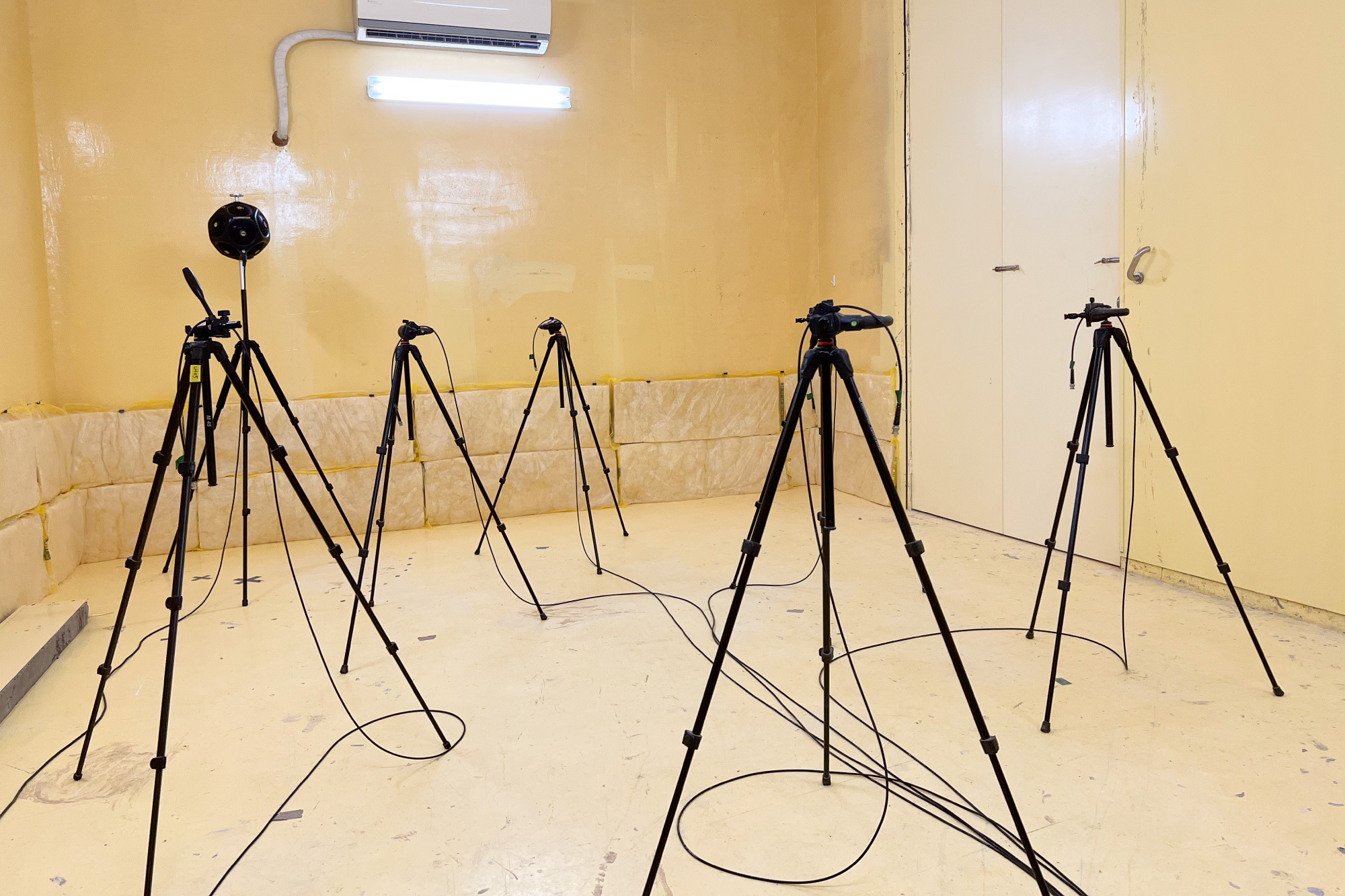 這是一張地墊檢測噪音分貝的照片