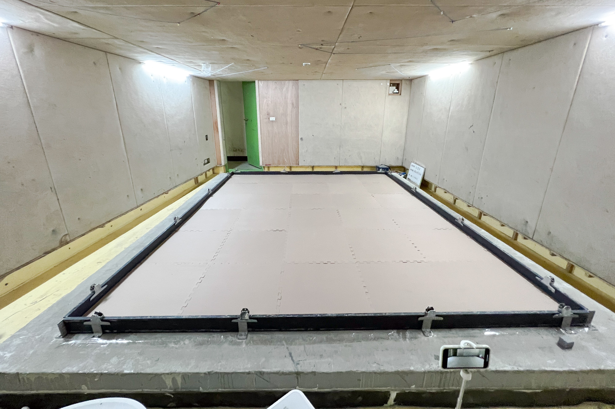 這是一張地墊檢測噪音分貝的照片