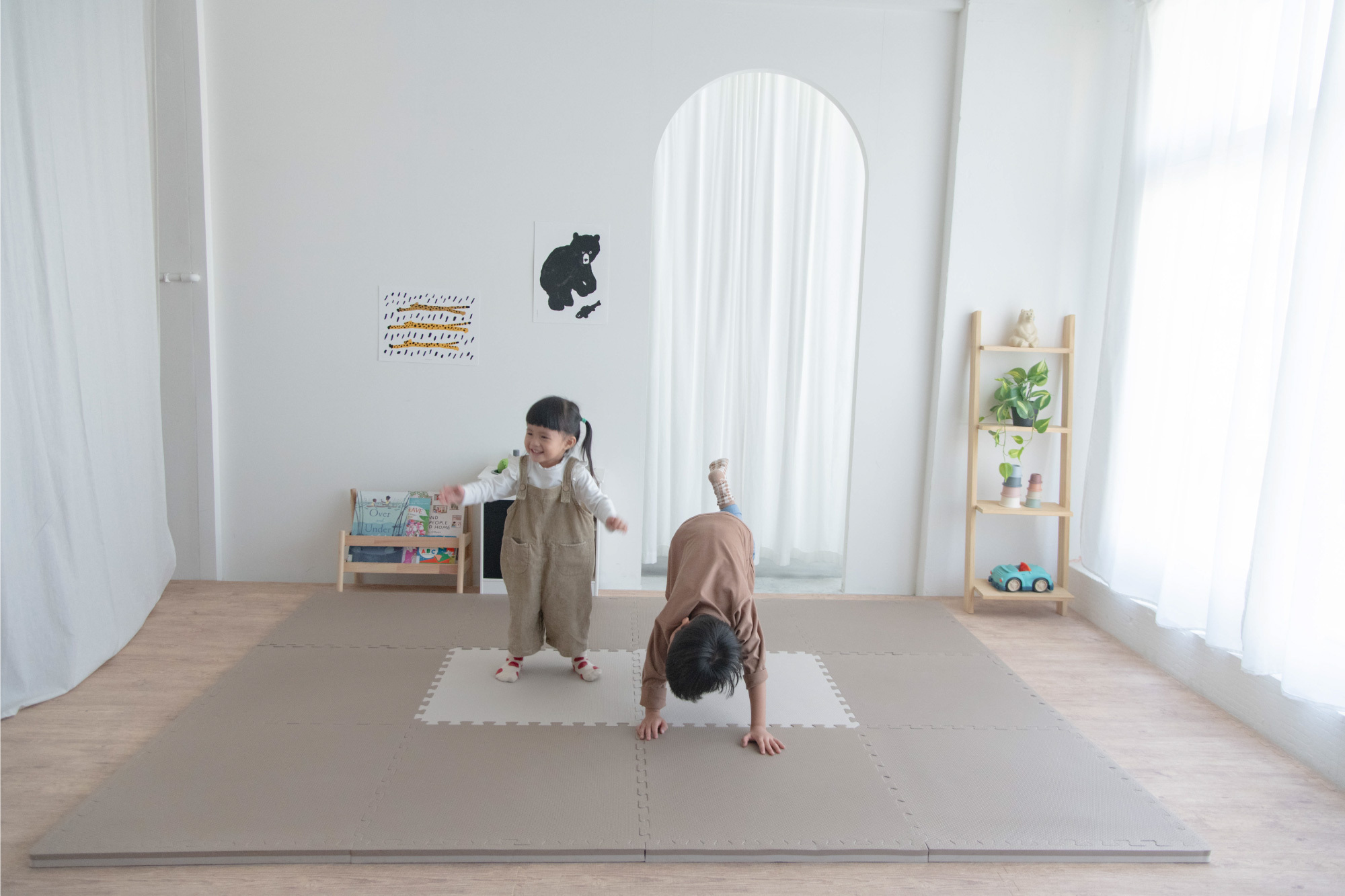 這是一張小朋友在地墊上跳的照片