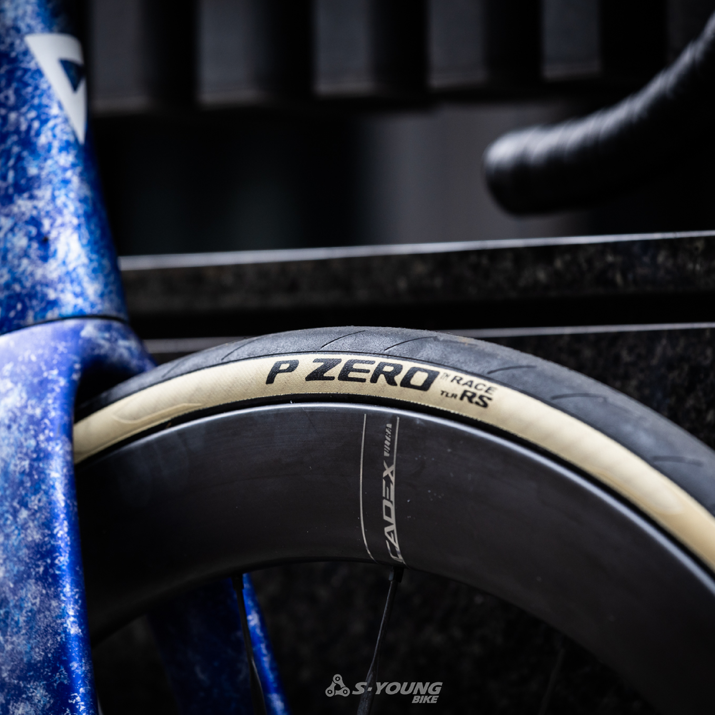 【Pirelli】P ZERO™ RACE TLR RS 賽道版競速 無內胎外胎 / RETRO 復古白（可支援 hookless 無框勾）