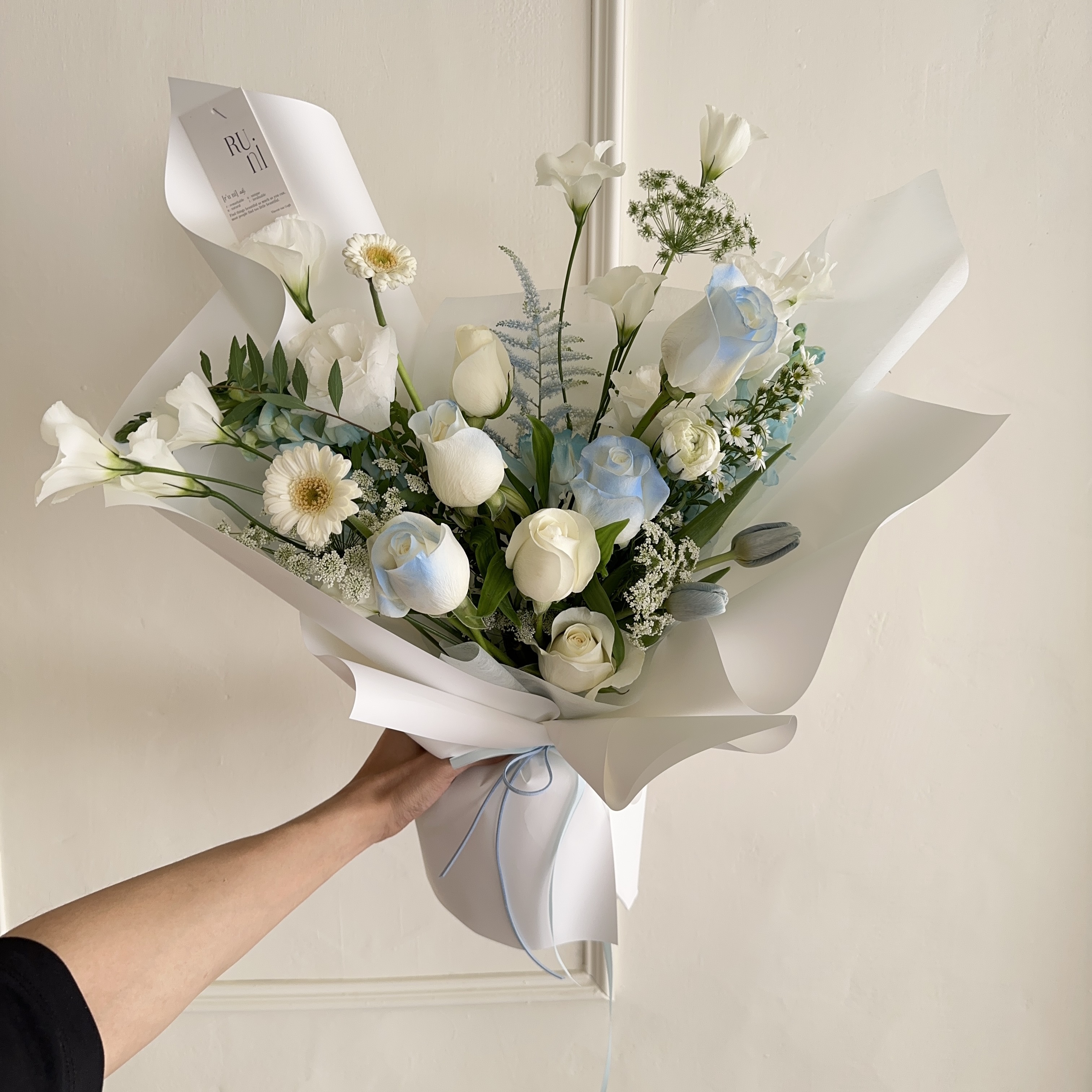 湛藍心語 - 白藍色系鮮花花束