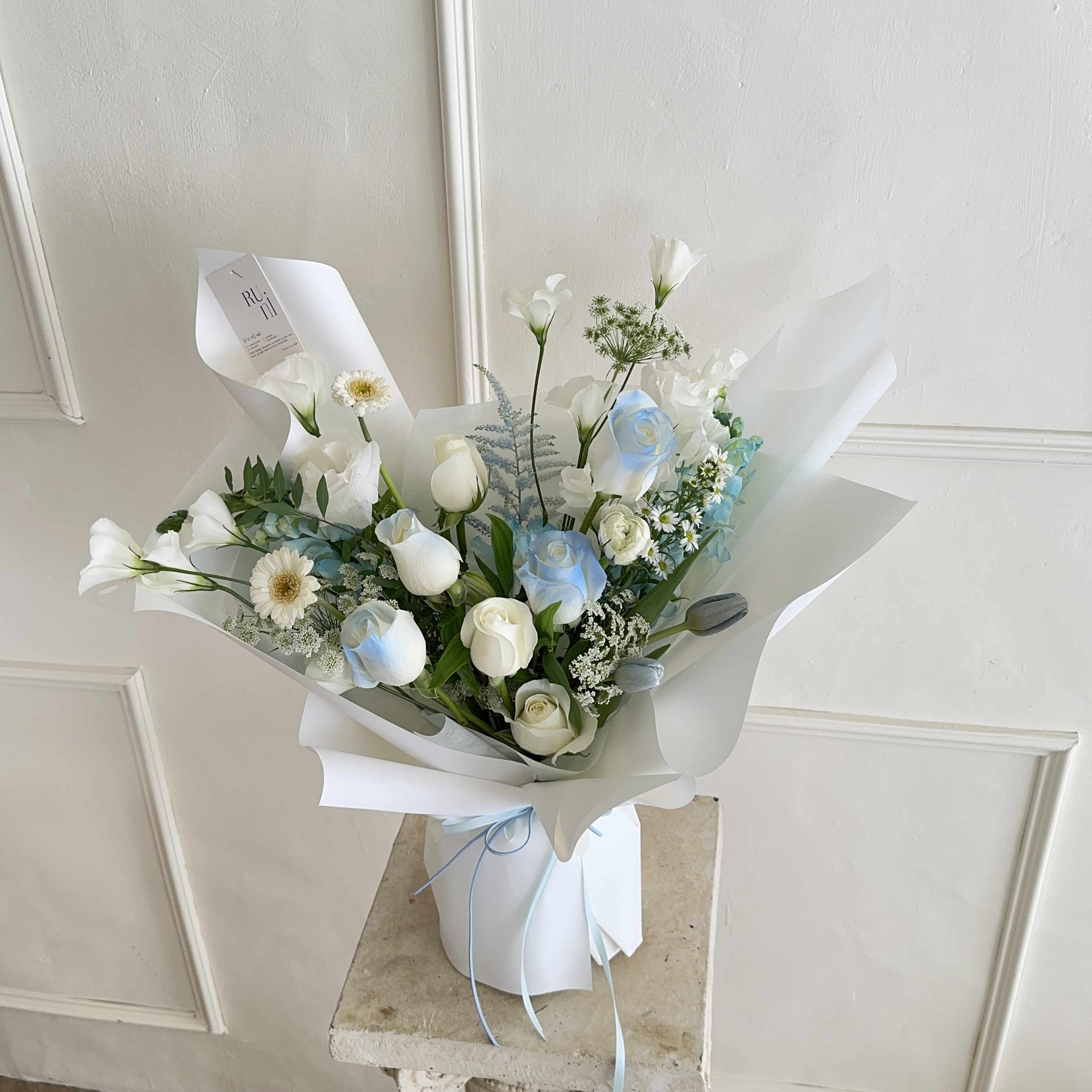 湛藍心語 - 白藍色系鮮花花束