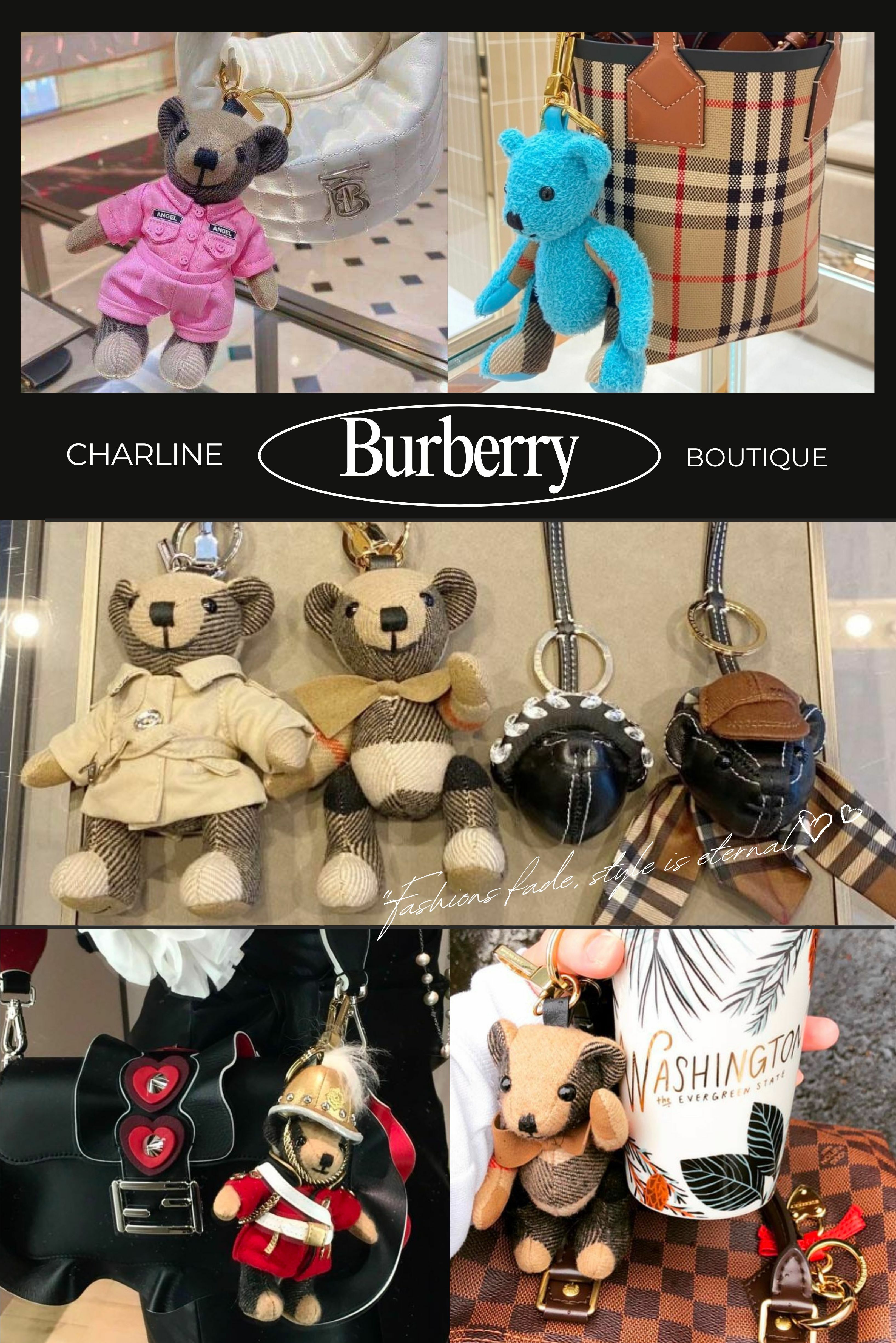 精品吊飾推薦 2：Burberry 說到 Burberry 的掛飾，泰迪熊絕對是人氣王！這隻超可愛的英國泰迪熊，搭配濃濃的英倫風與 Burberry 經典格紋元素，辨識度直接拉滿！更棒的是，這些泰迪熊會根據每一季的主題換裝，像穿上 Trench 風衣、揹上迷你包包等，每款都設計精緻又充滿趣味，讓人忍不住想一隻一隻收集起來。 Burberry 的泰迪熊吊飾既保留了品牌的經典傳統，又融入創新元素，難怪這麼受時尚迷們的追捧！掛上包包立刻多一分英倫風情，這些掛飾不只是搭配小物，更是包包上的超級亮點！
