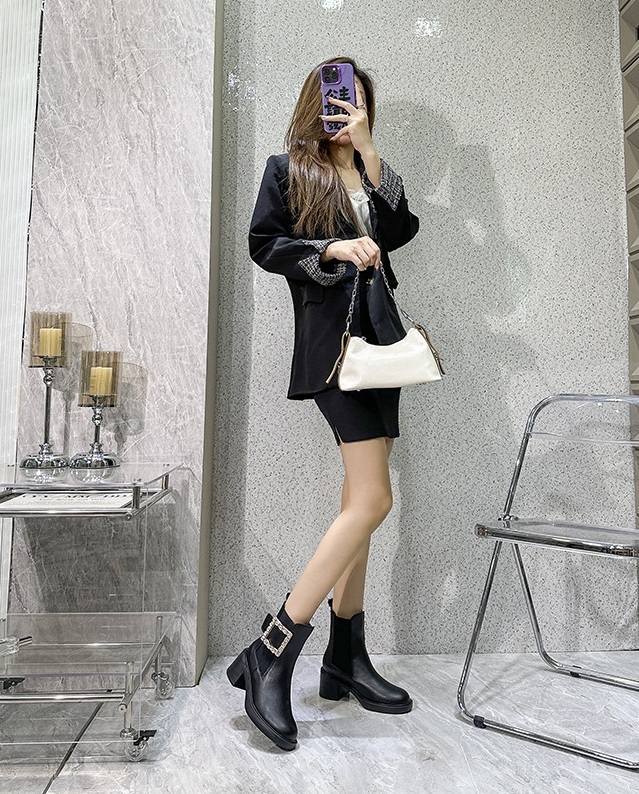 水鑽方釦 粗跟高真皮短靴(34-40)