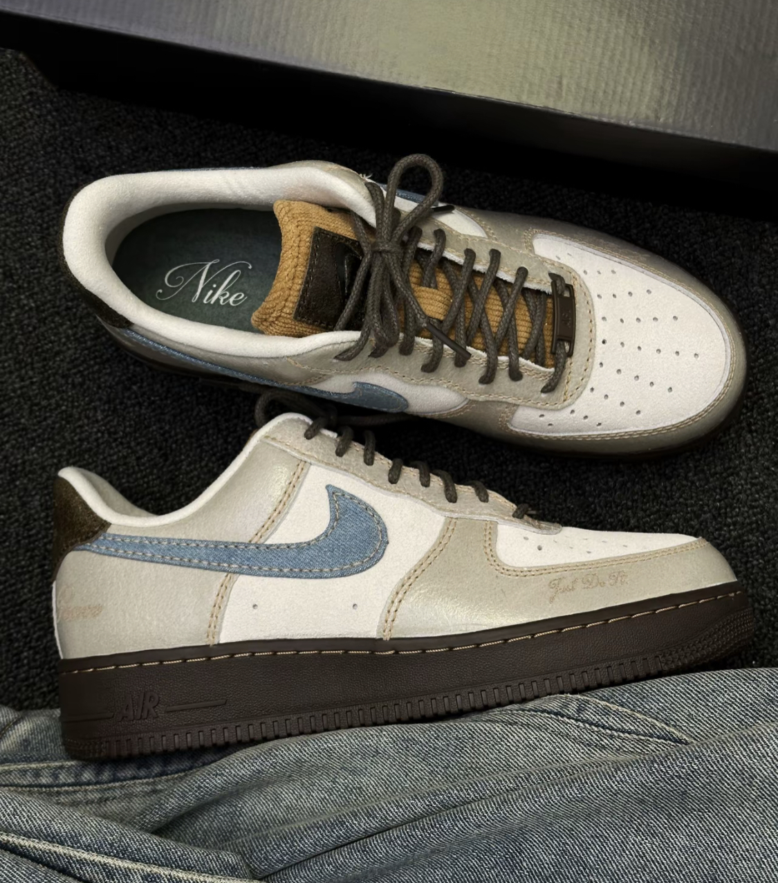 【APAIR】預購 Nike Air Force 1 Low "love & peace" 白藍棕 拼接 刺繡 美拉德 女款 HQ3458-142