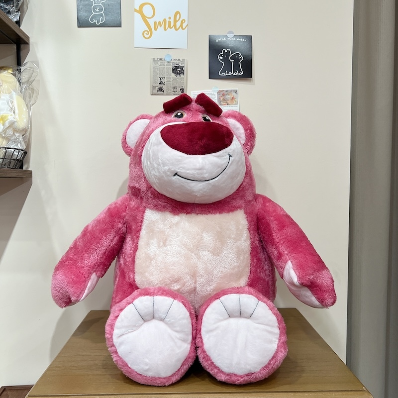 《12143》坐姿款熊抱哥大玩偶/16吋