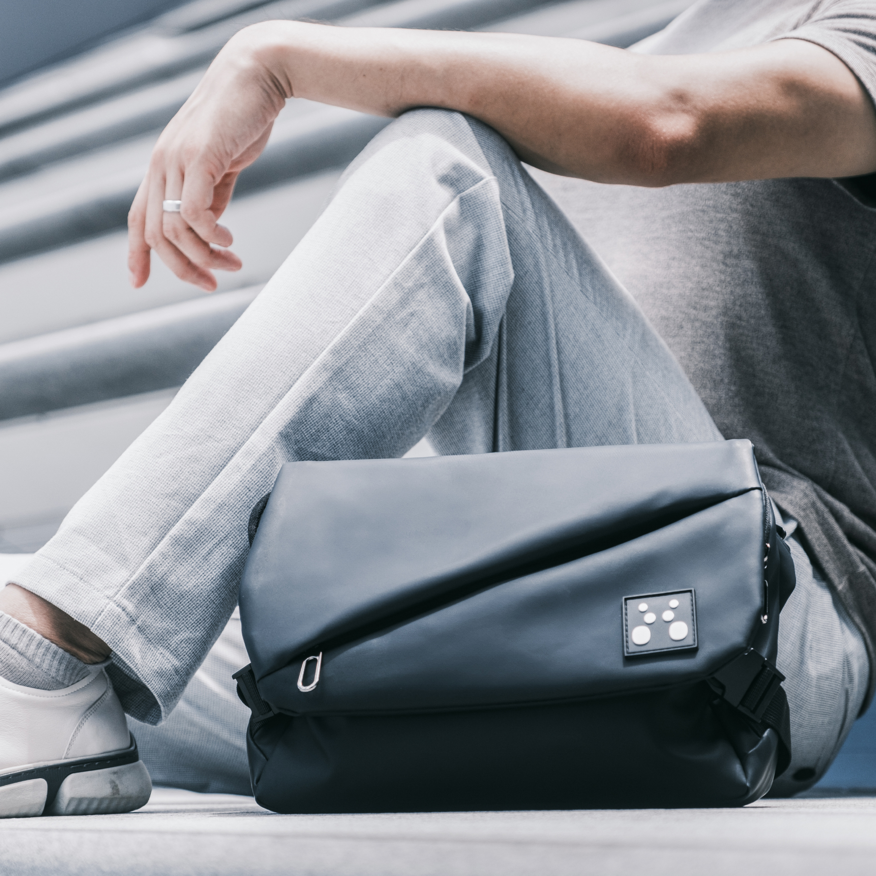 White Hippo 白河馬 Solar & Lunar 斜揹腰包 (隨機顏色)