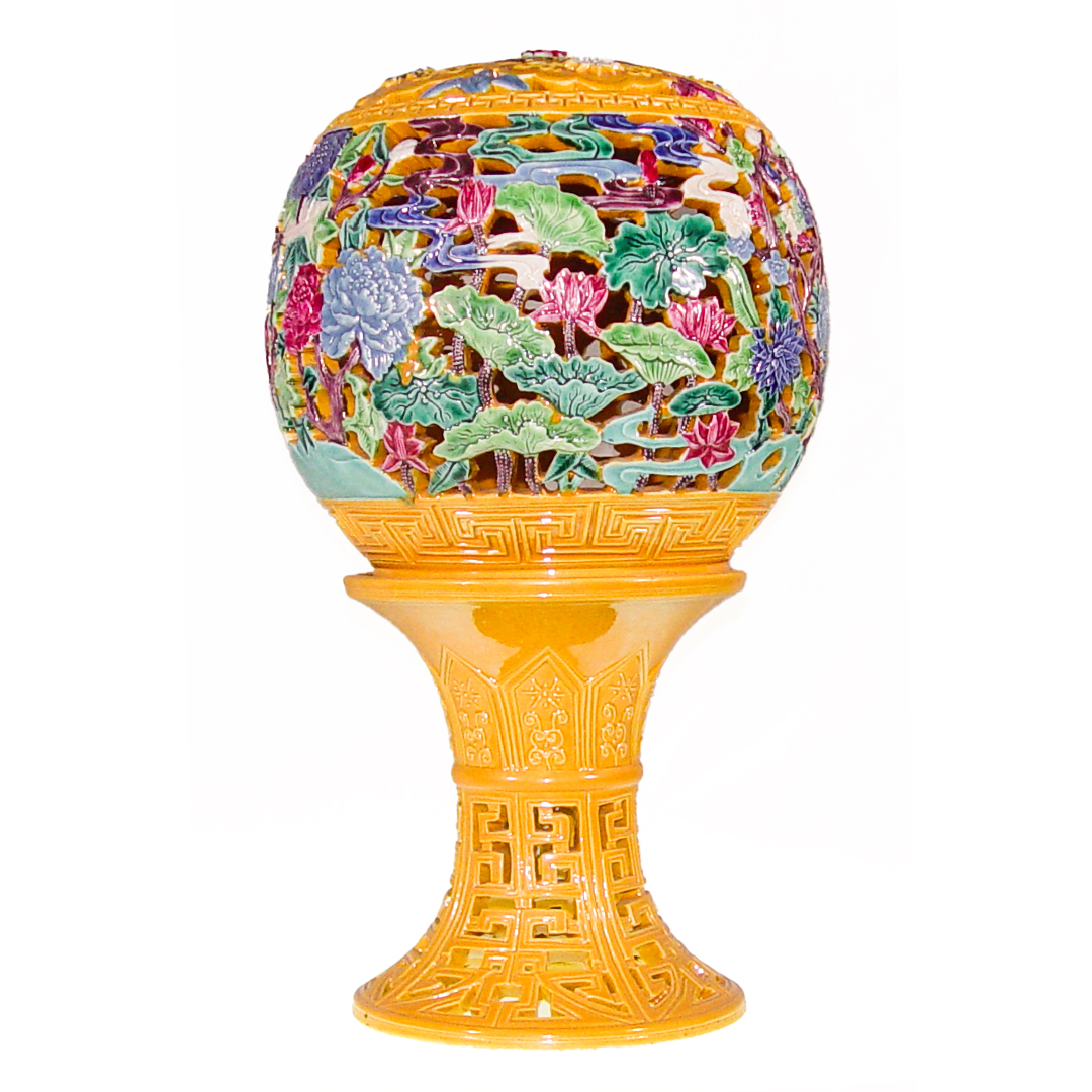 彩繪鏤刻素三彩瓷器擺飾 | 開運財源滾滾，荷香滿溢(可裝夜燈)