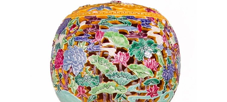 鹿港窯| 彩繪鏤刻素三彩瓷器擺飾 | 開運財源滾滾，荷香滿溢 (可裝夜燈)