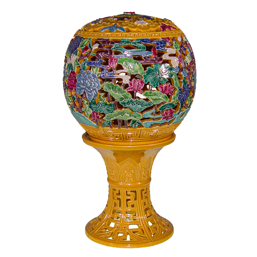 彩繪鏤刻素三彩瓷器擺飾 | 開運財源滾滾，荷香滿溢(可裝夜燈)