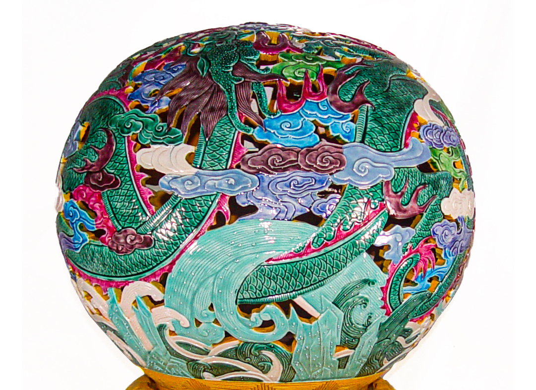 開運素三彩瓷器 - 鏤刻龍紋圓滿擺飾，可裝燈點亮榮耀