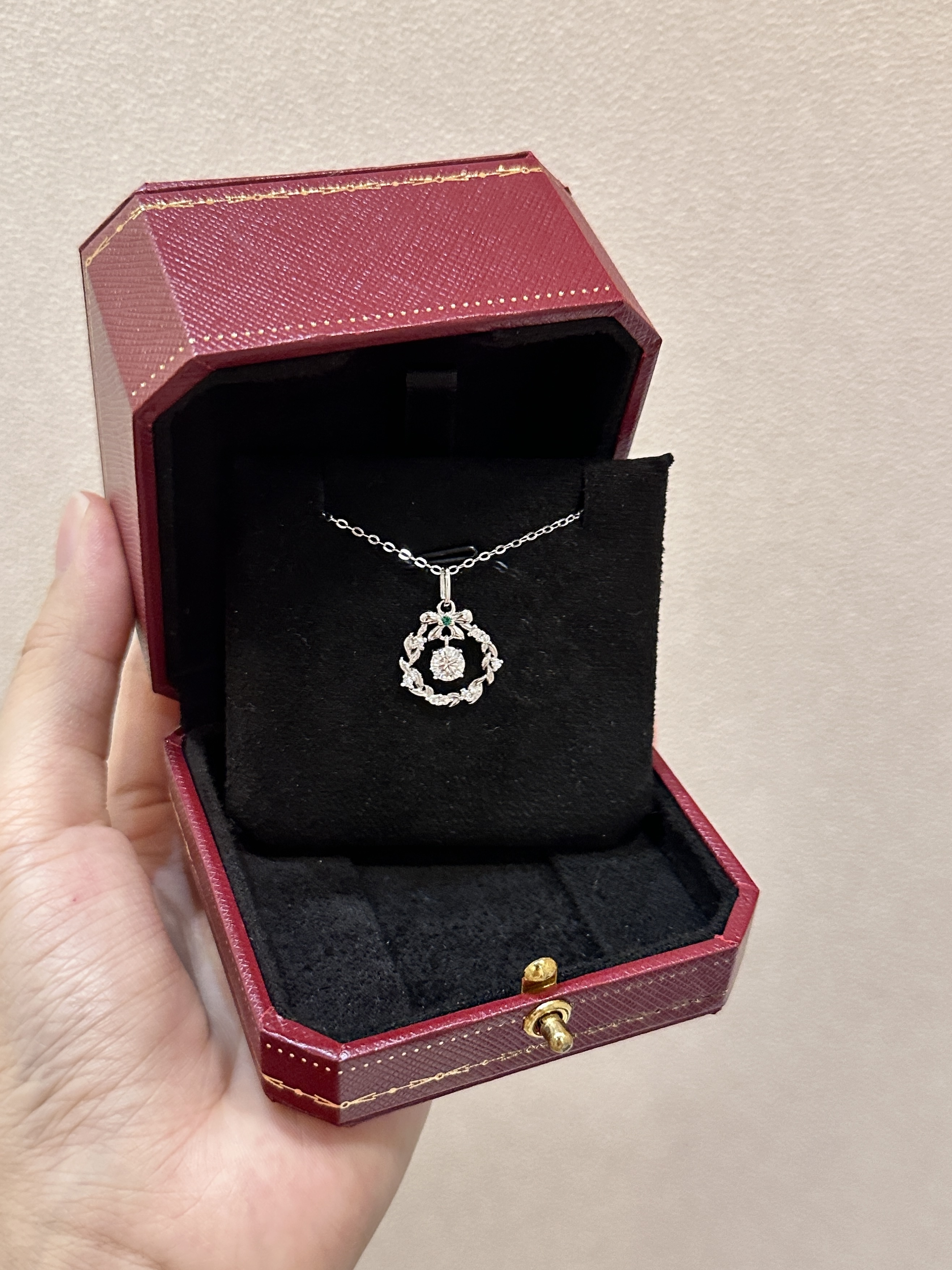 Flower wreath moissanite necklace