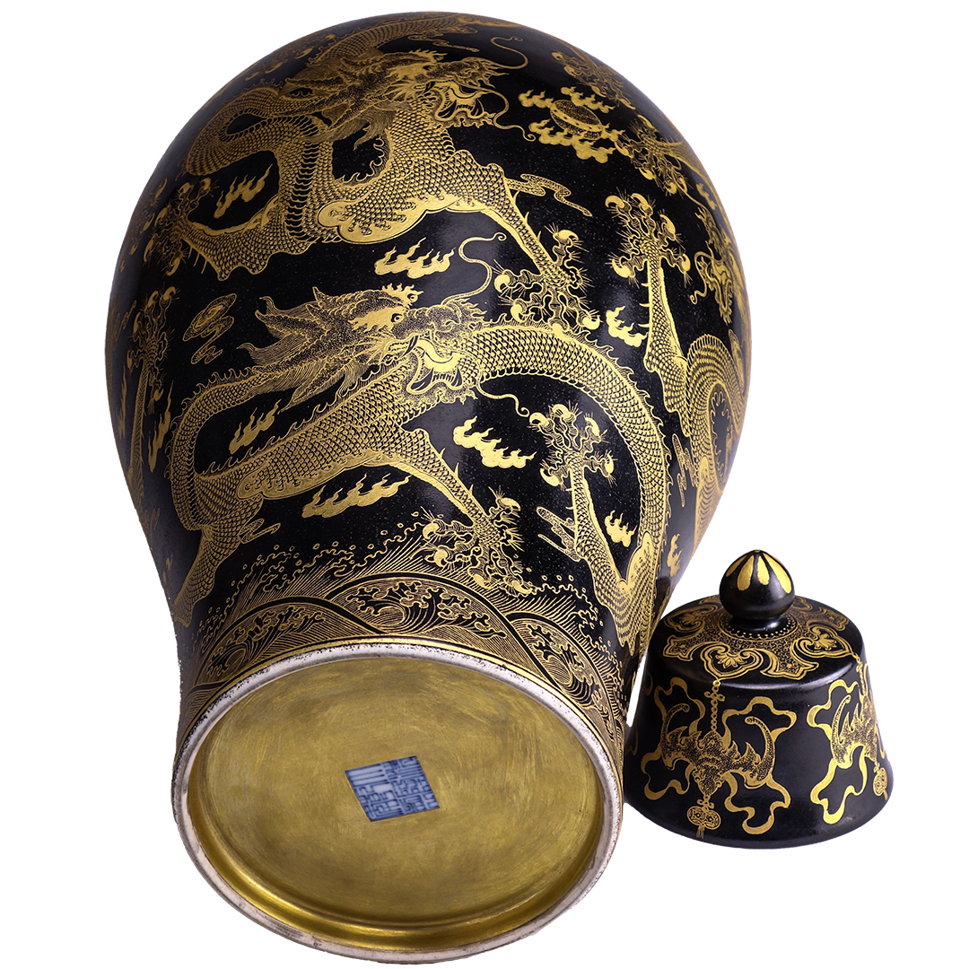 鹿港窯|【稀世珍品】清乾隆年間 烏金釉雕金五龍梅瓶 | 450mm高貴氣派 | 附古董錦盒