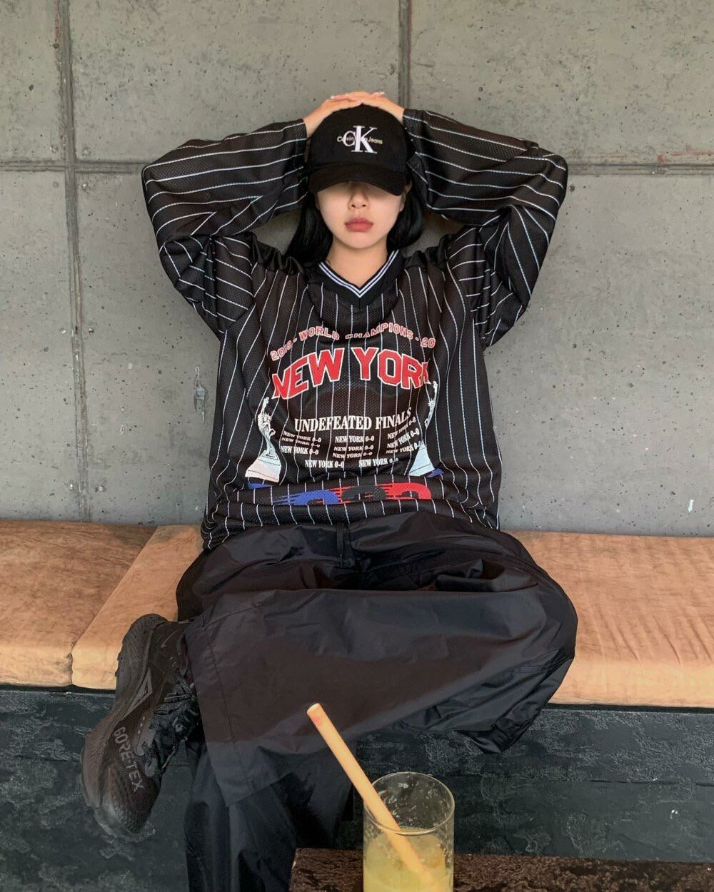 V領條子英文字長袖衫 T4576