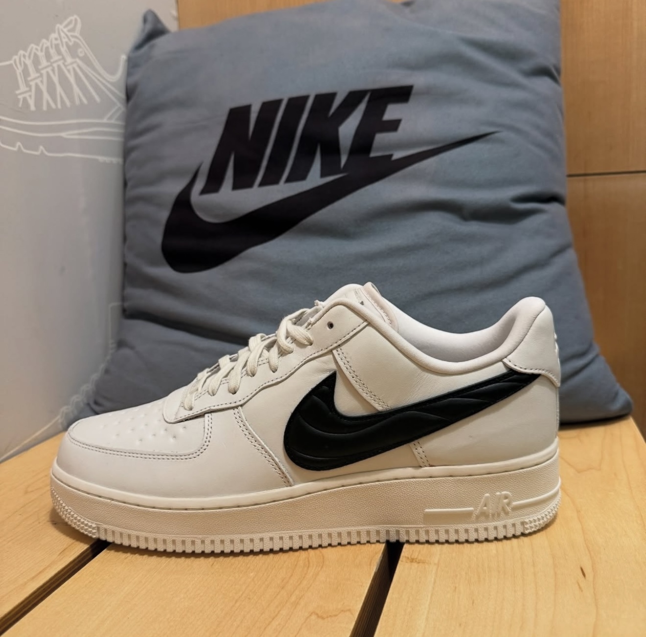 wmns Nike Air Force 1 白底黑勾 浮雕勾勾設計 女鞋 FV1182-001