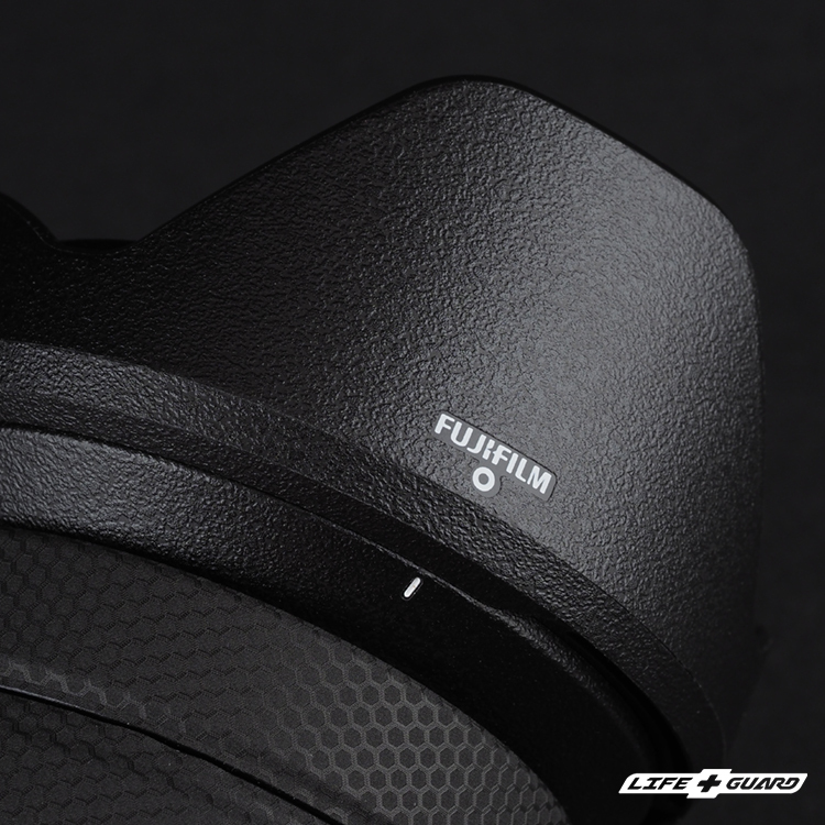 FUJIFILM XF 16-55mm F2.8 R LM WR II 砂紋黑貼膜質感特寫，LIFE+GUARD 設計風格