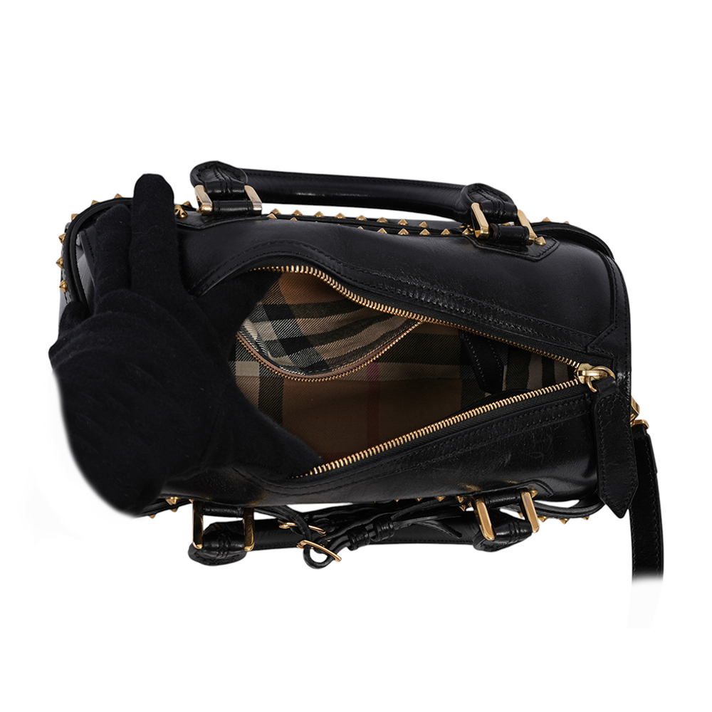 【BURBERRY】Alchester 鉚釘造型牛皮中款保齡球二用包(黑色) 38585091