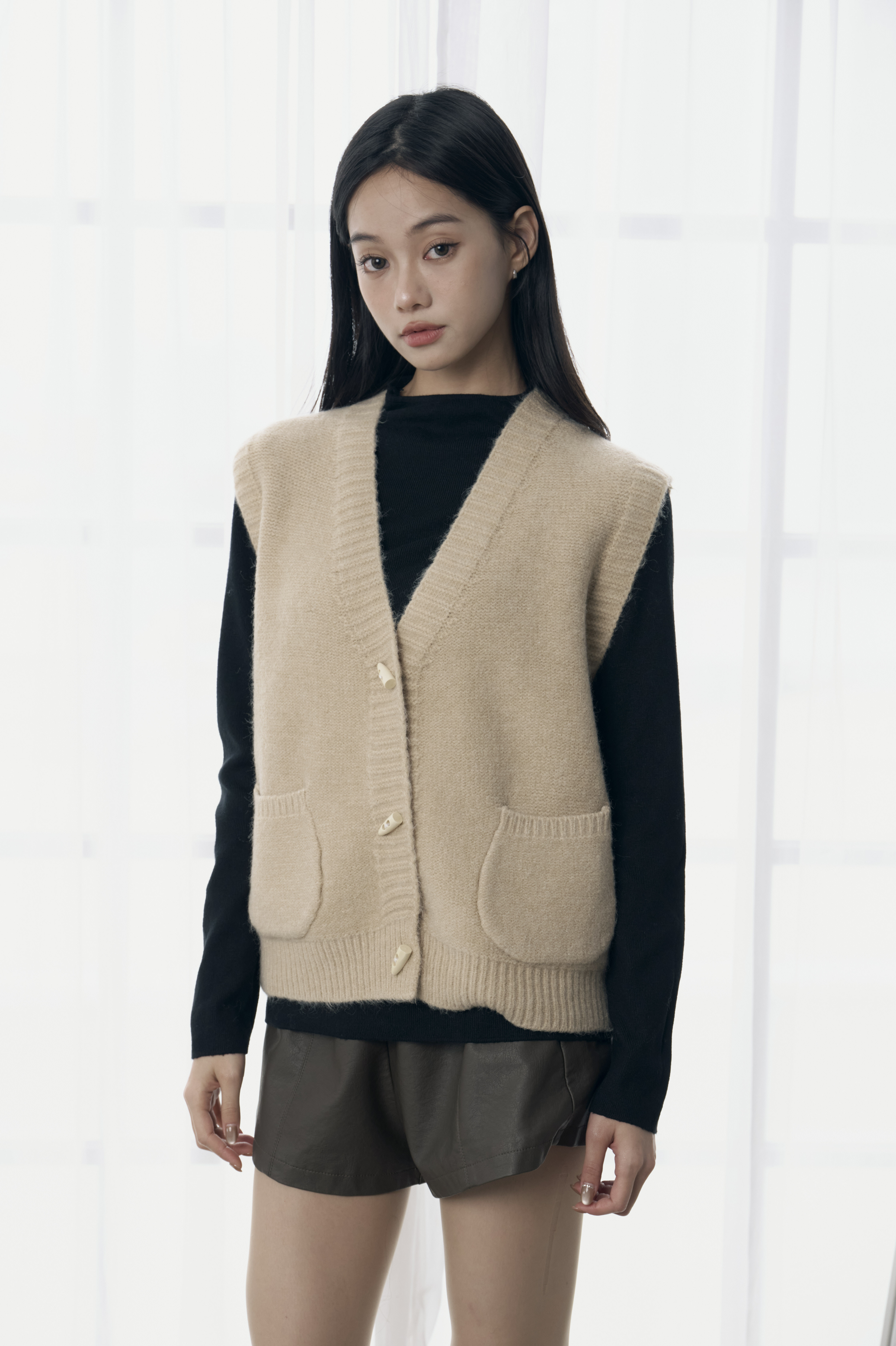 2603 小口袋牛角釦針織背心