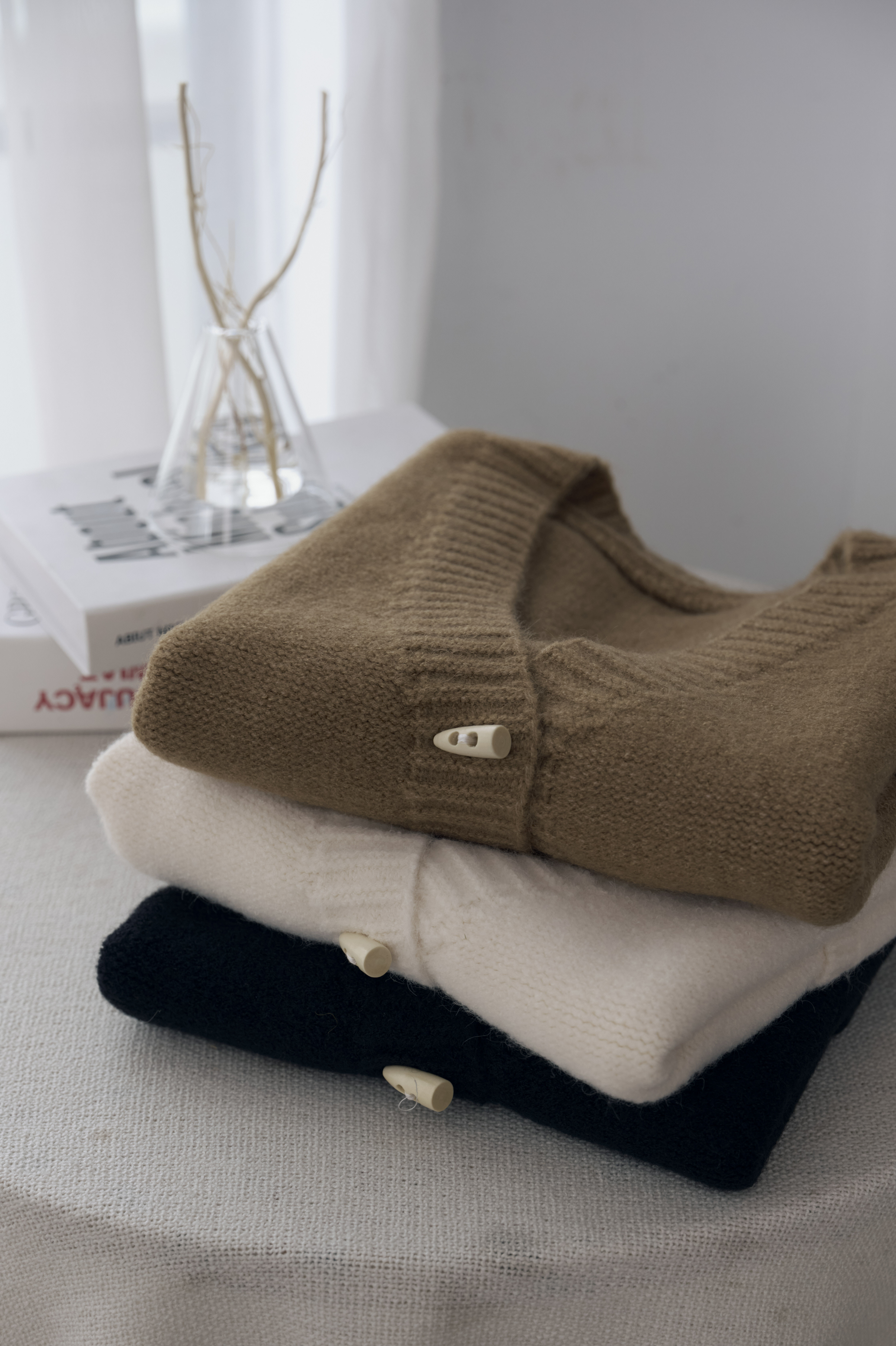 2603 小口袋牛角釦針織背心