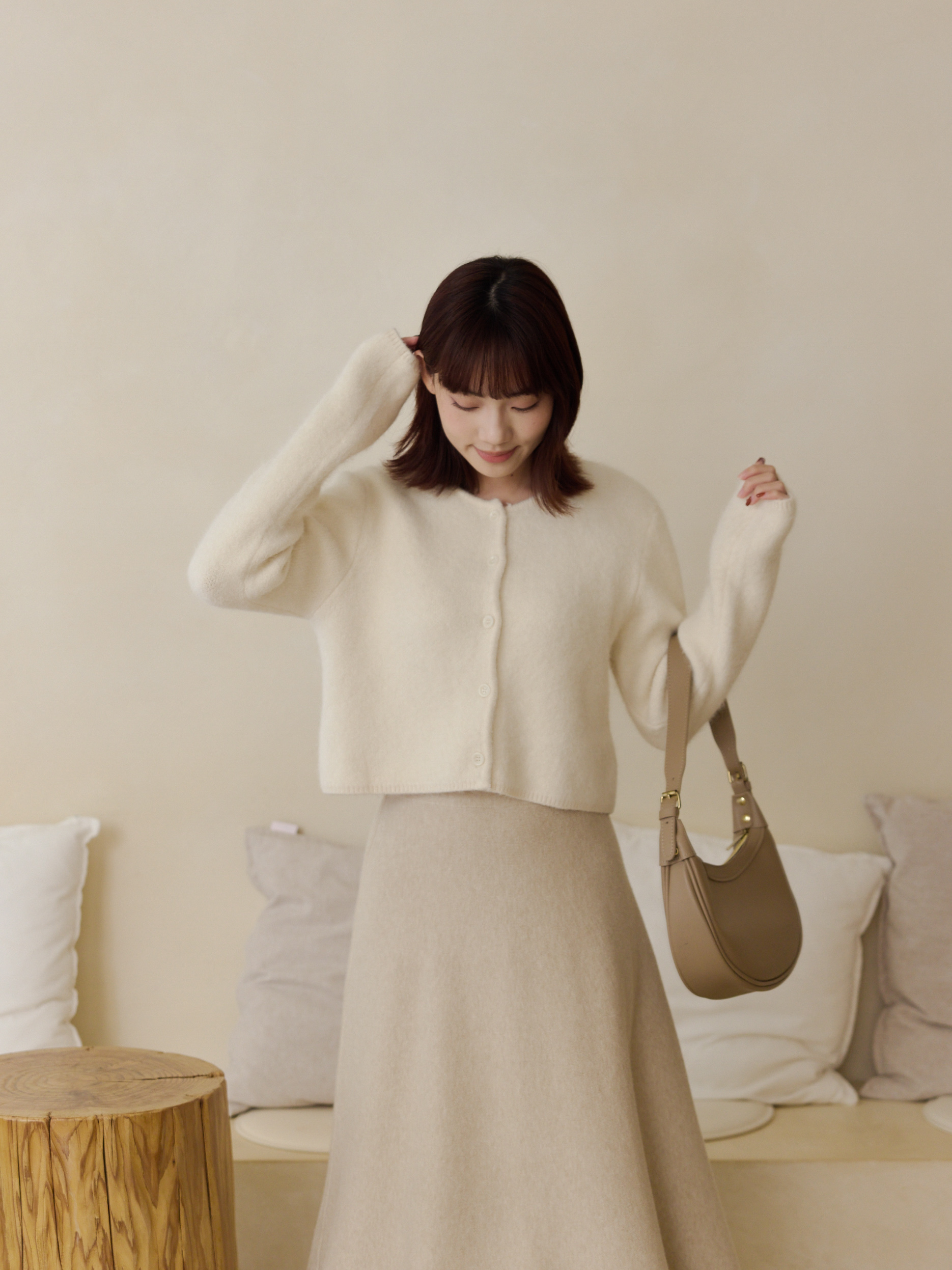 溫柔圓領毛毛排釦針織