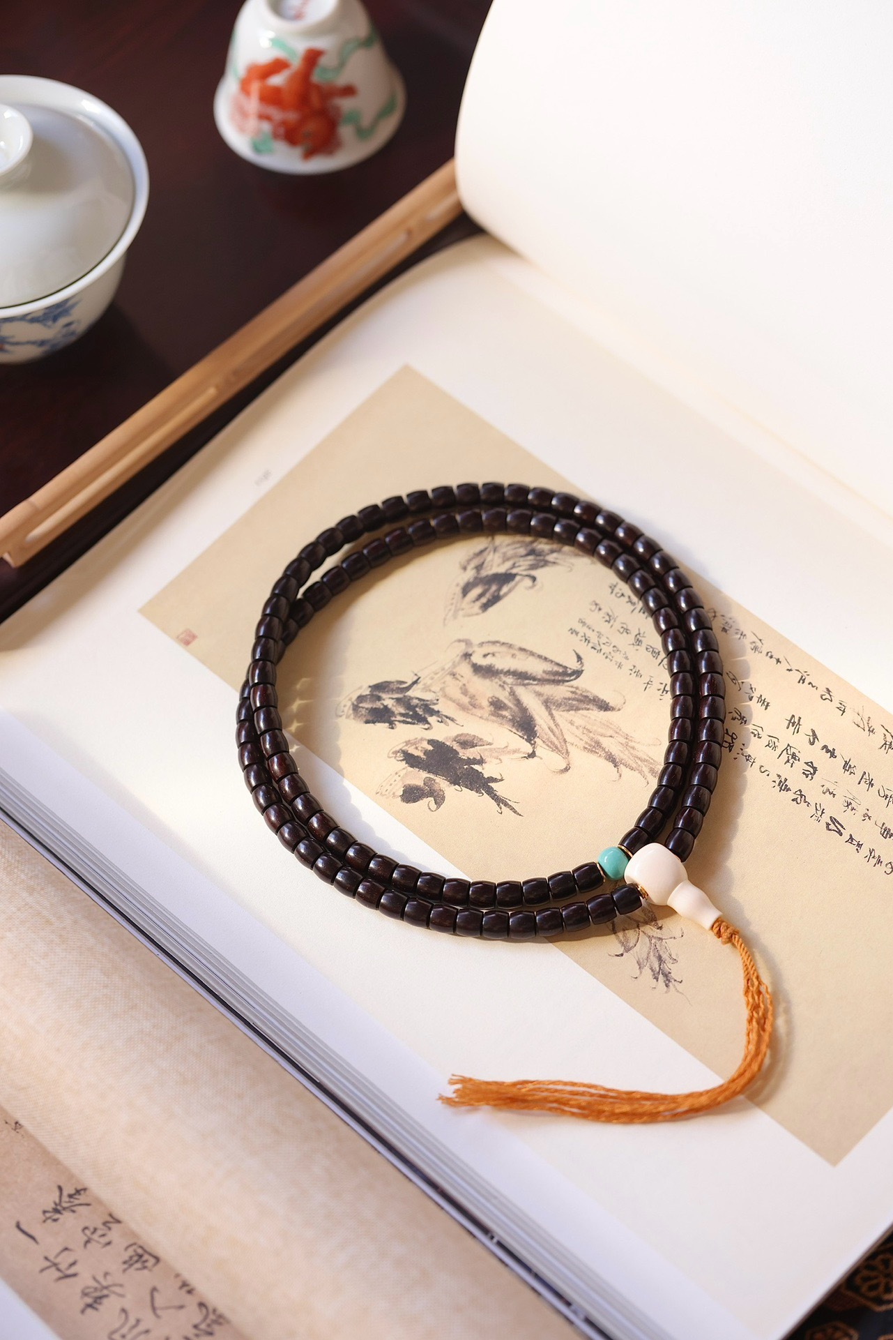 Exquisite bracelet made of small-leaf rosewood