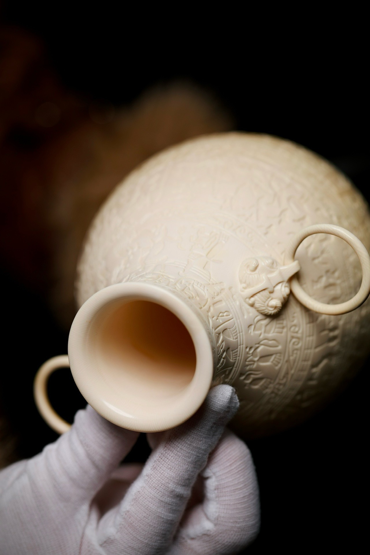 [Feasting, fishing, hunting, attacking and war-patterned teapot—a complete replica of a famous artist]