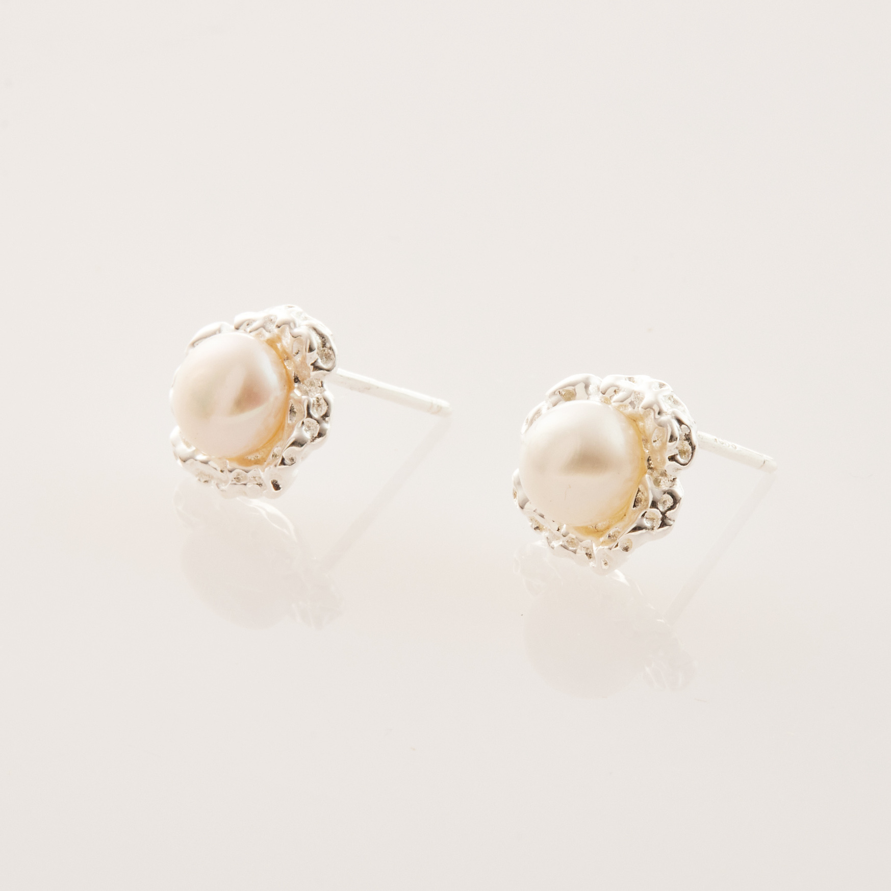 E1797  |  純銀壓紋珍珠耳環