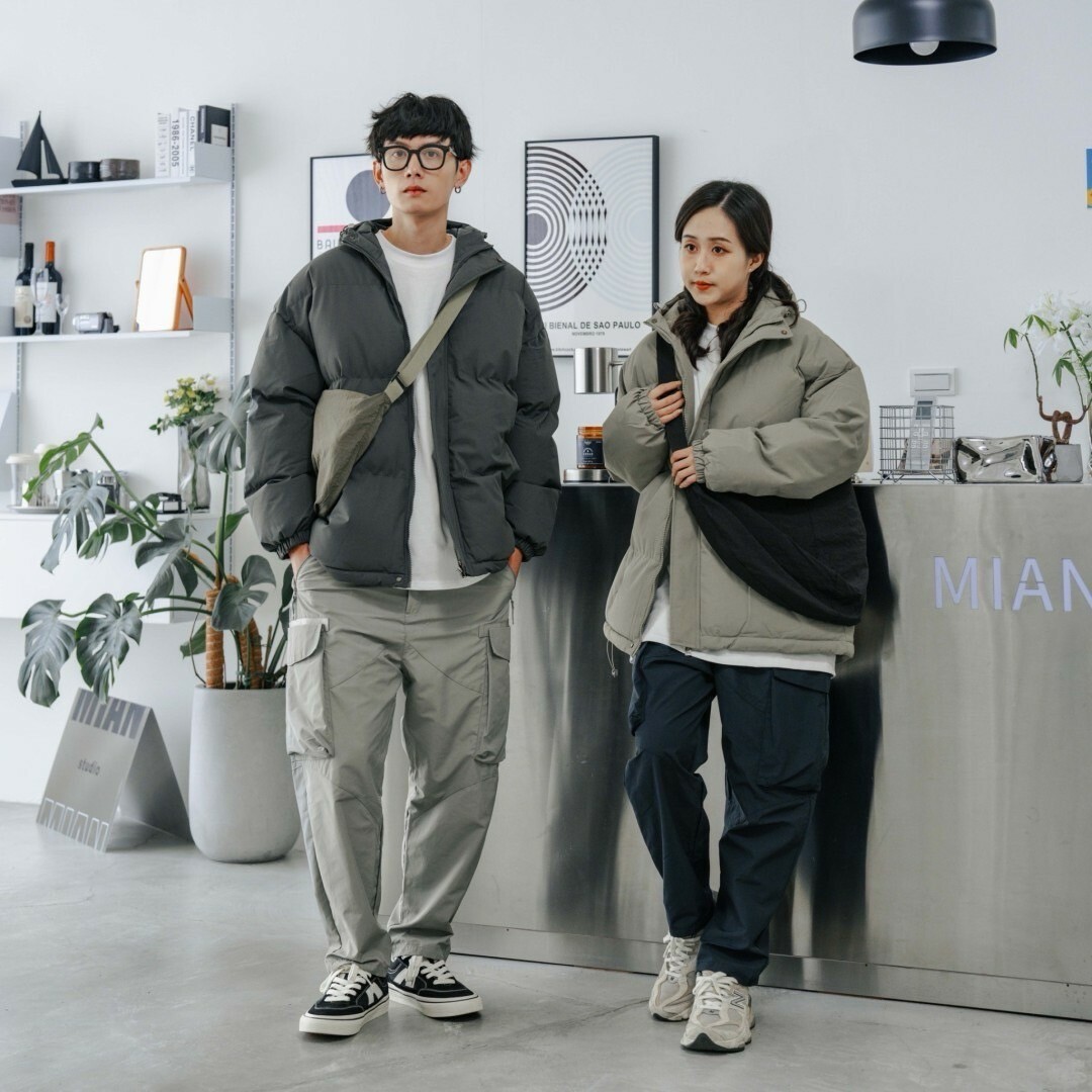 男模和女模背著半月型日系斜挎包灰綠色及黑色全身照