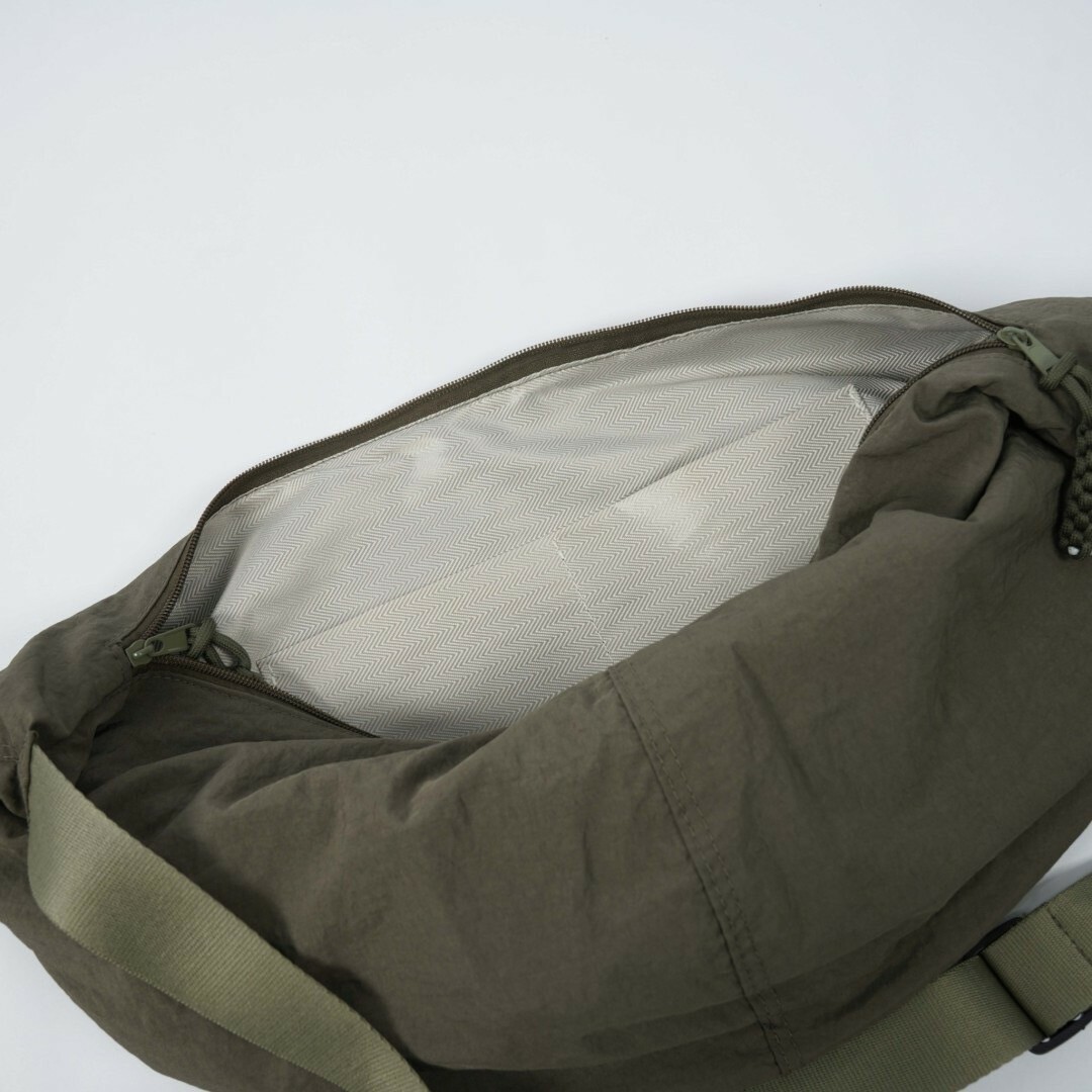 半月型日系斜挎包內裡夾層細節照