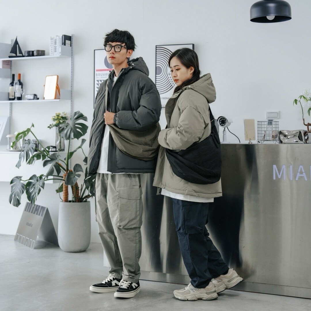 男模和女模背著半月型日系斜挎包灰綠色及黑色