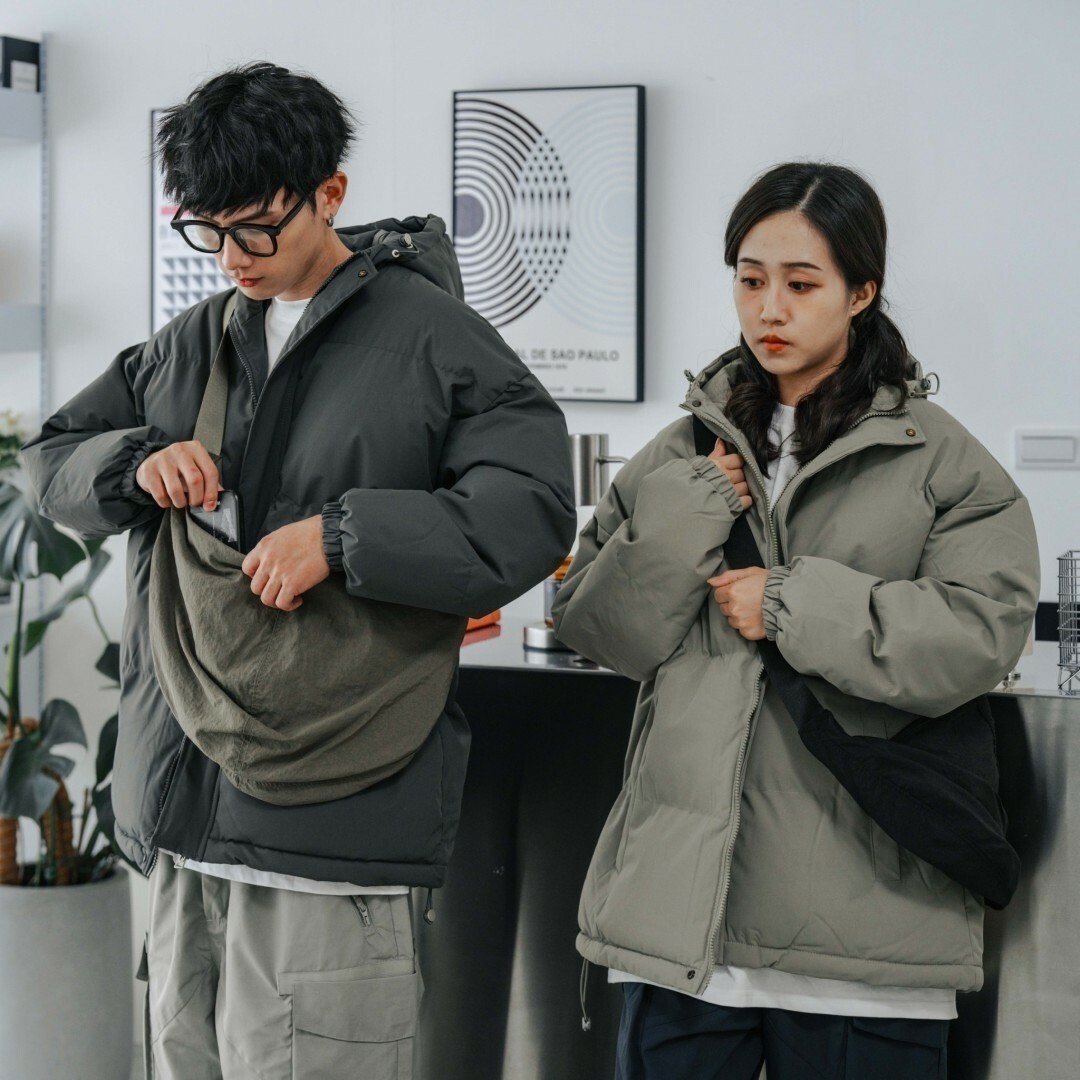 男模和女模背著半月型日系斜挎包灰綠色及黑色