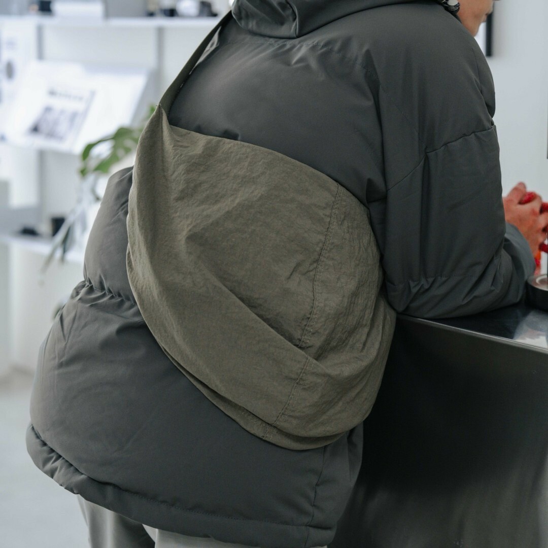 男模背著半月型日系斜挎包灰綠色