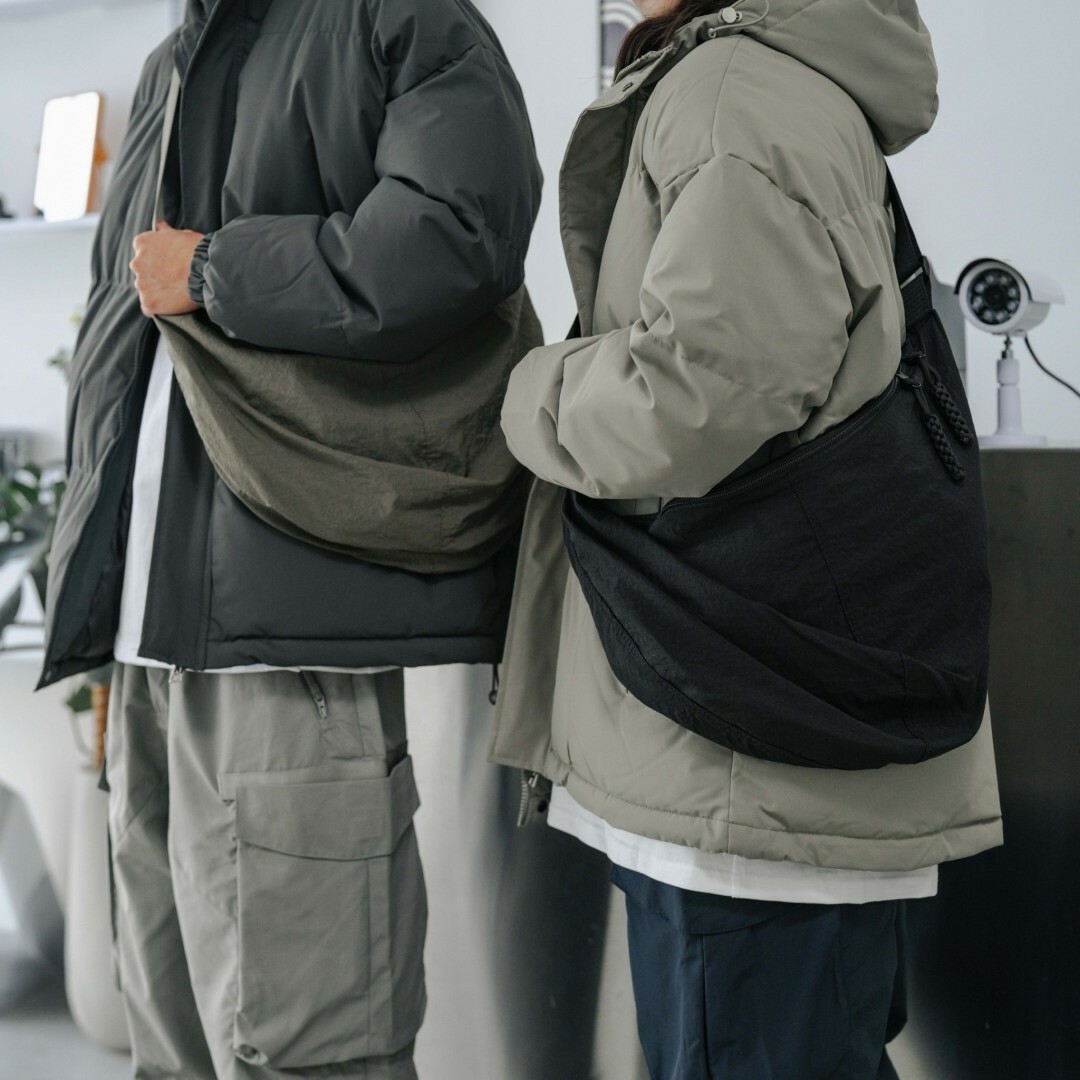 男模和女模背著半月型日系斜挎包灰綠色及黑色半身照