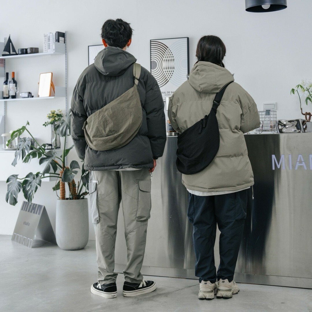 男模和女模背著半月型日系斜挎包灰綠色及黑色背面全身照